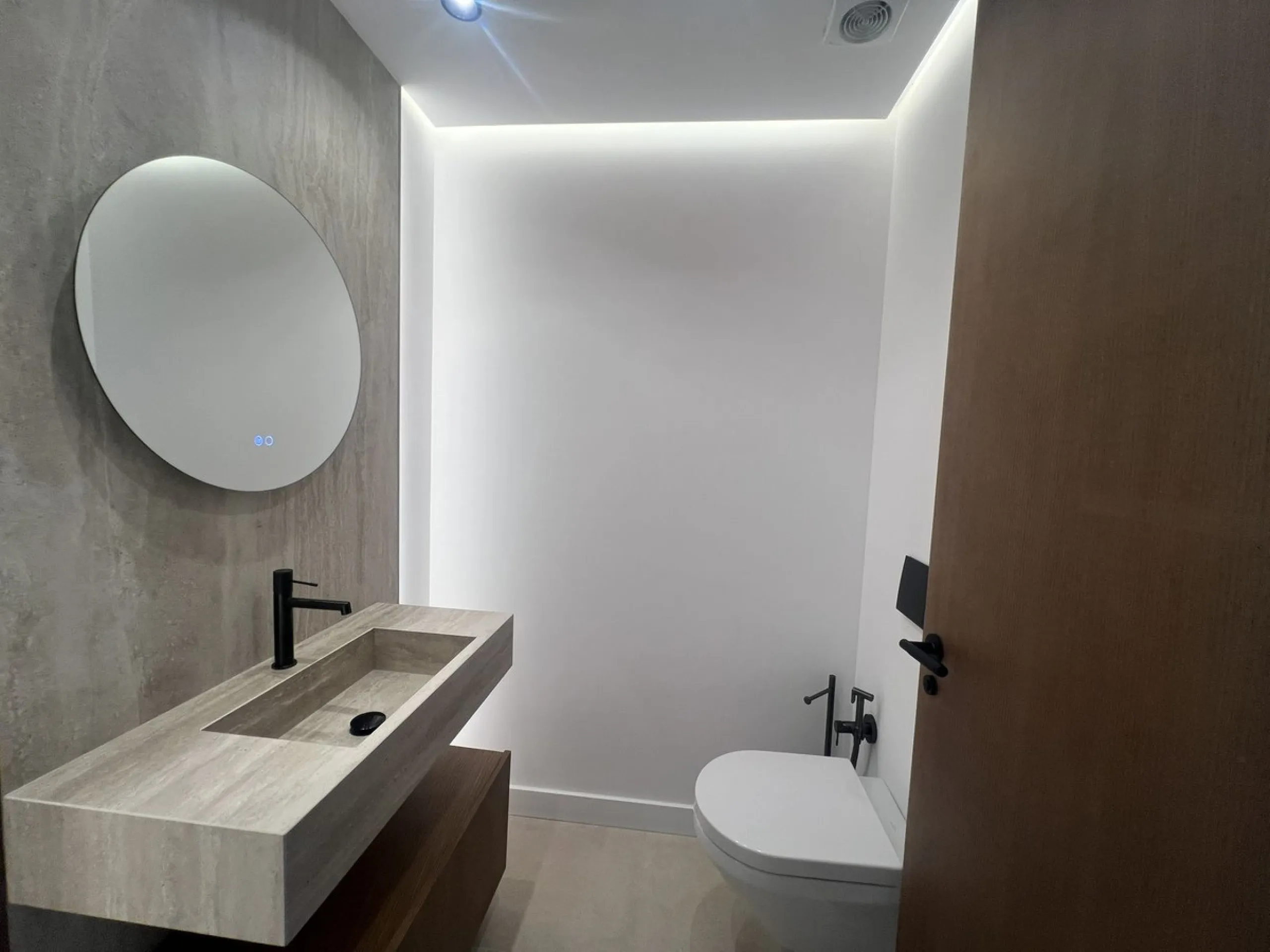 Luxury Fully Renovated Apartment with Panoramic Sea Views in the Heart of Nueva Andalucía