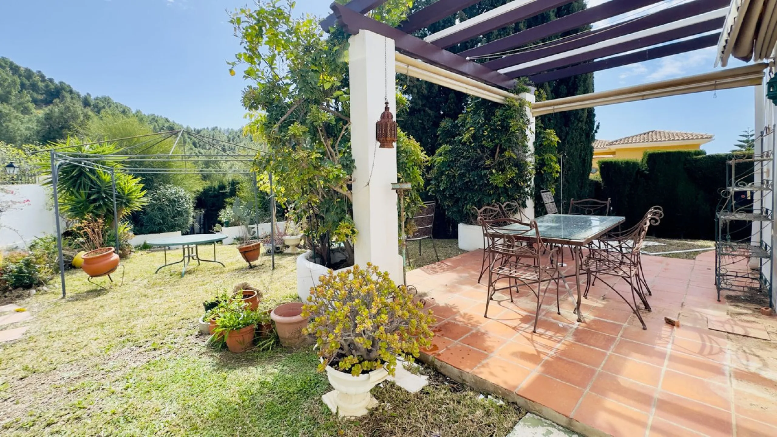 Corner townhouse with stunning sea views, large private garden and great potential – Buena Vista, Mijas