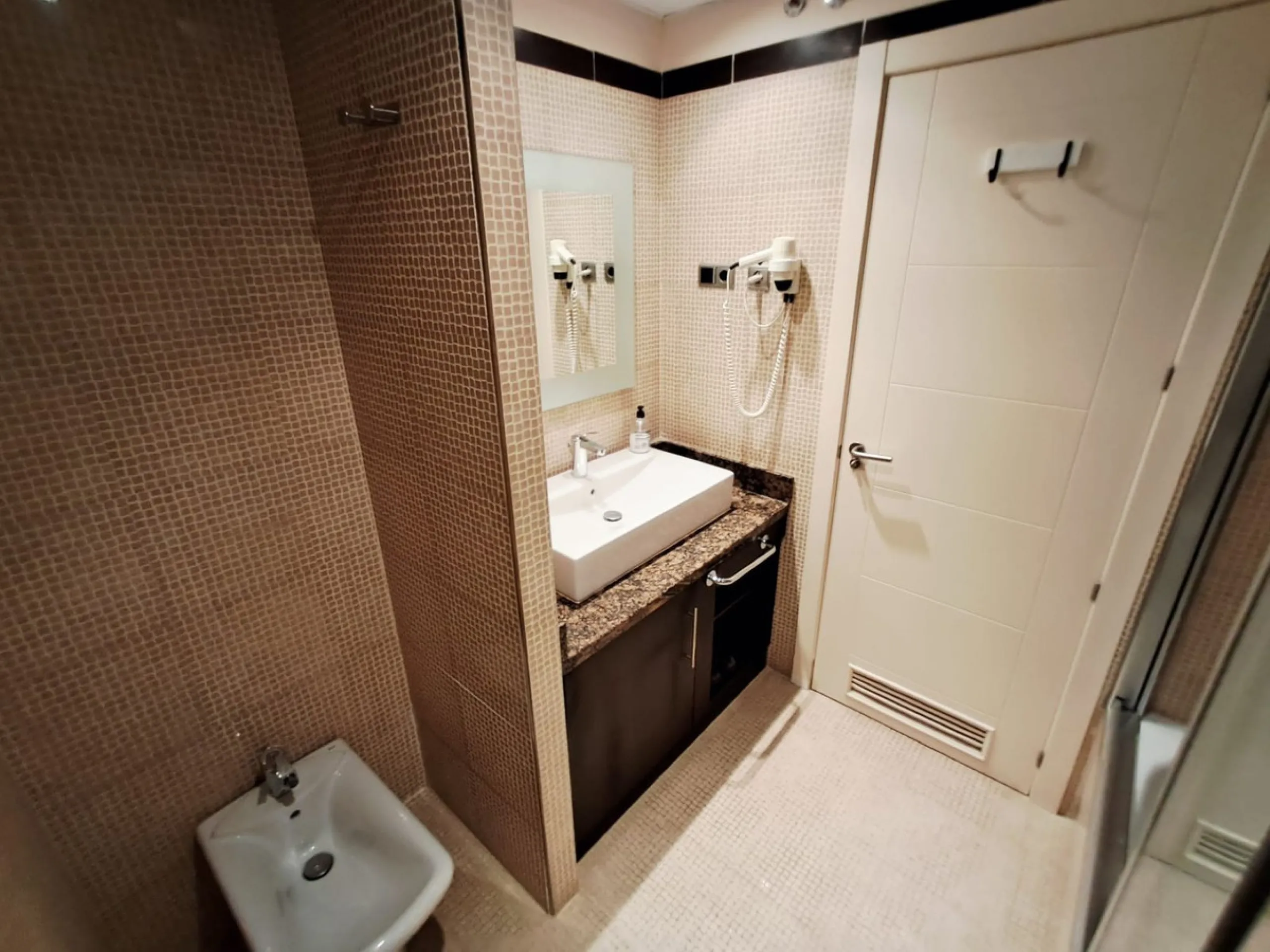 Apartment - Middle Floor Apartment в продаже в Benalmadena, Málaga. В доме 2 спален и 2 ванных комнат. Площадь дома 138 м²