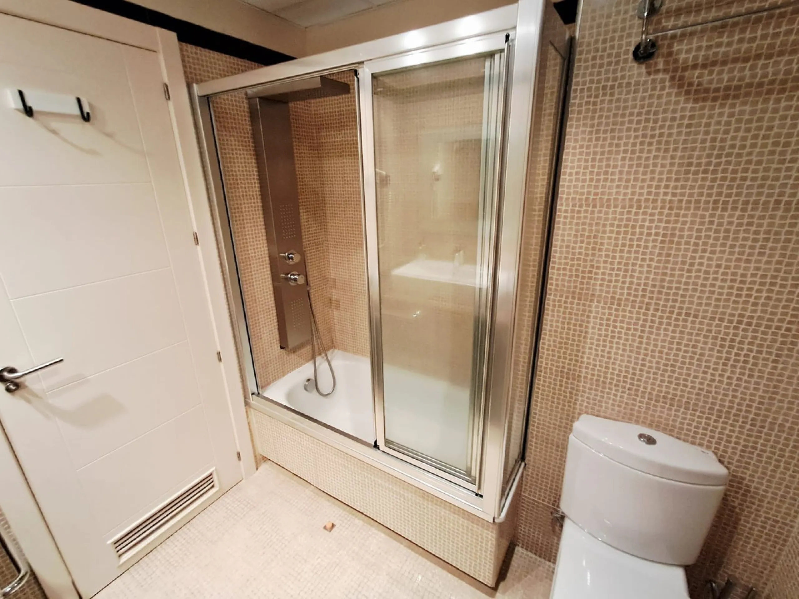 Apartment - Middle Floor Apartment в продаже в Benalmadena, Málaga. В доме 2 спален и 2 ванных комнат. Площадь дома 138 м²