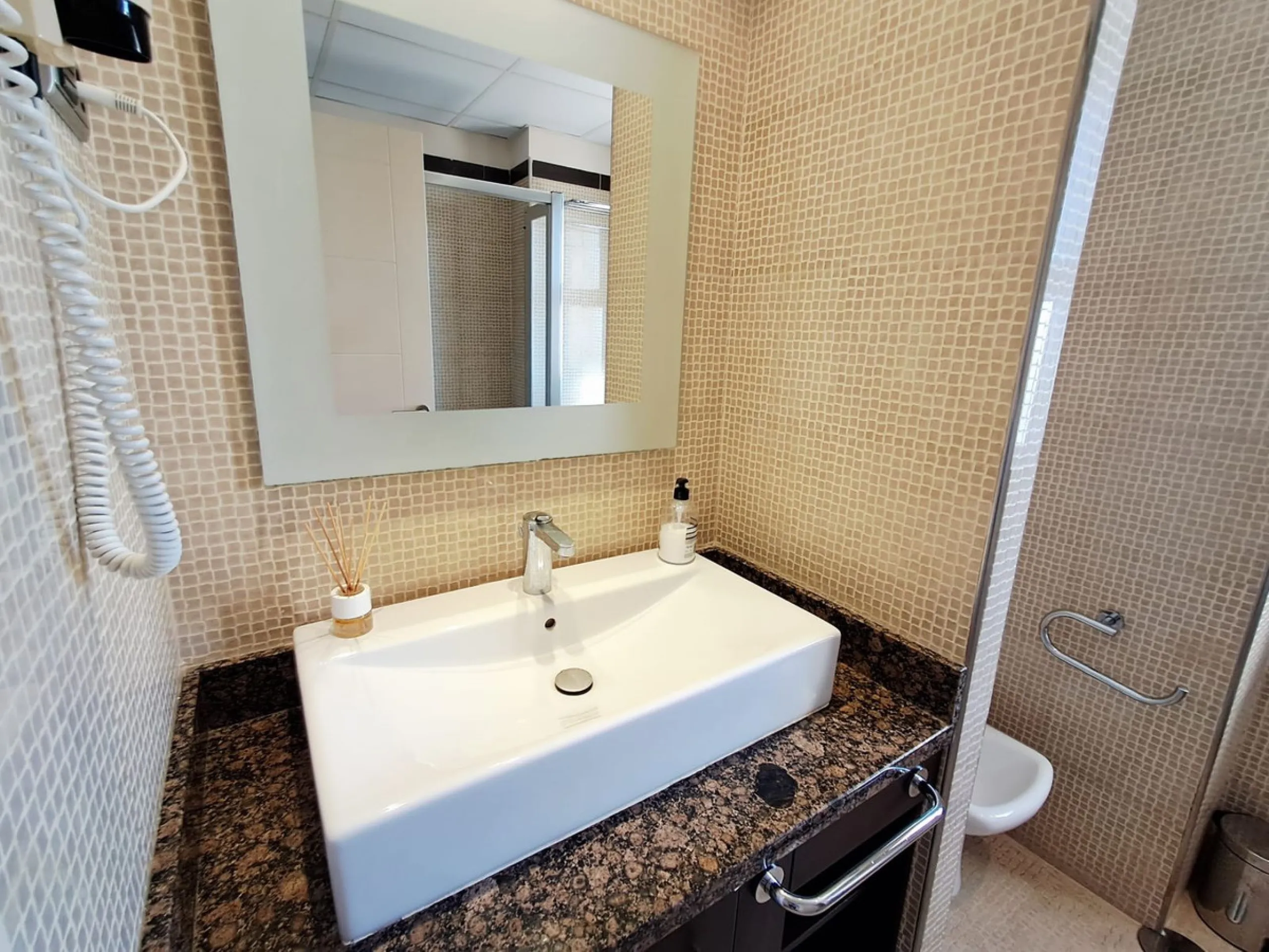 Apartment - Middle Floor Apartment в продаже в Benalmadena, Málaga. В доме 2 спален и 2 ванных комнат. Площадь дома 138 м²