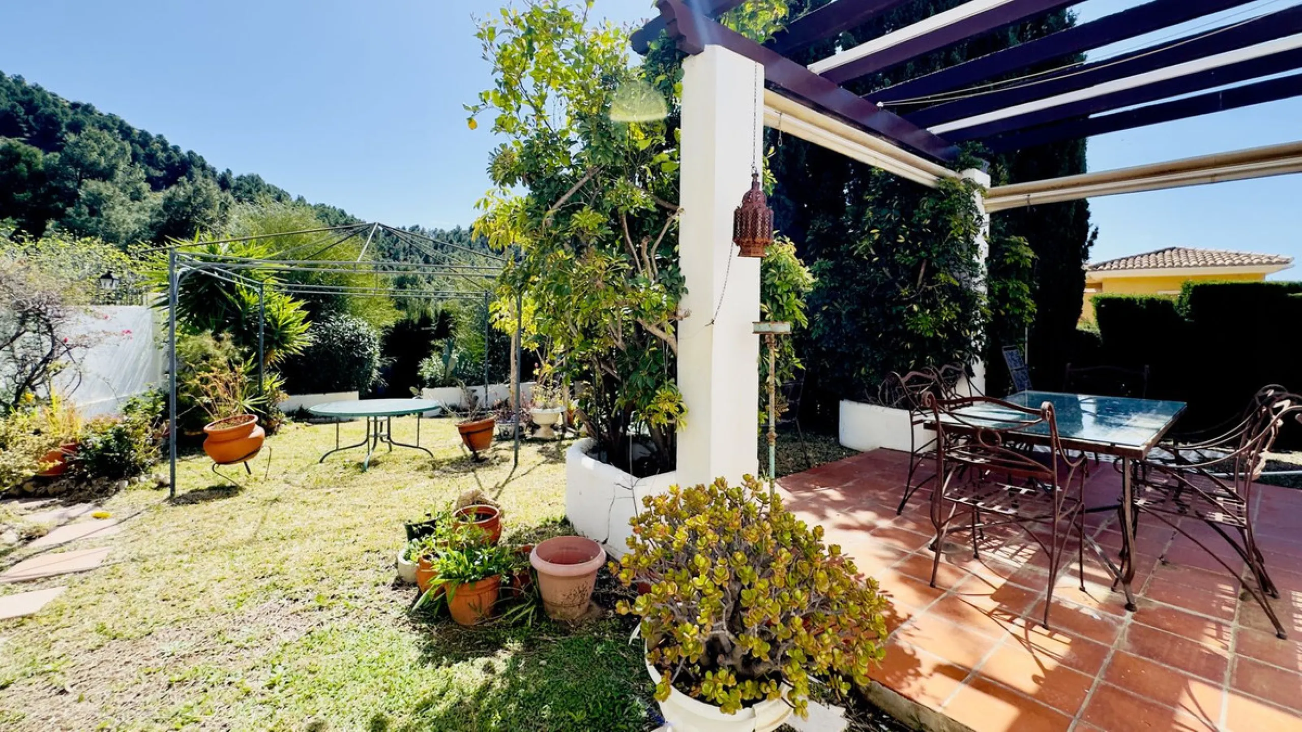Corner townhouse with stunning sea views, large private garden and great potential – Buena Vista, Mijas