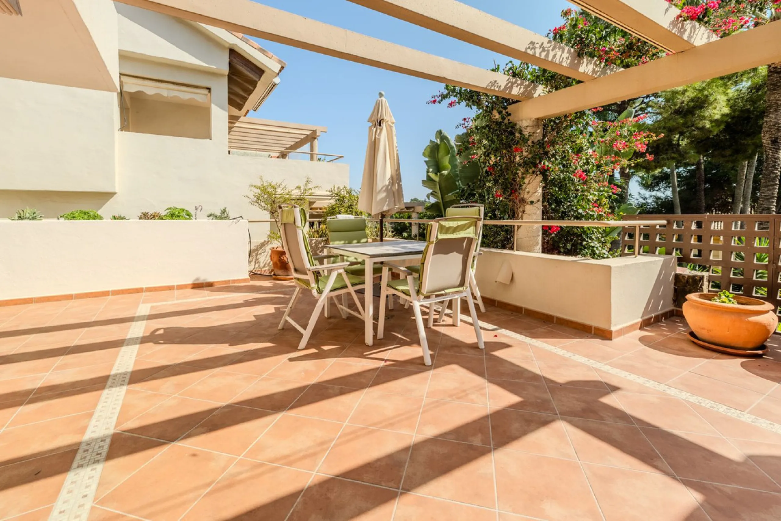 Luxury high quality apartment for sale in the area of Rio Real, in the Urb GOLF GARDENS.
