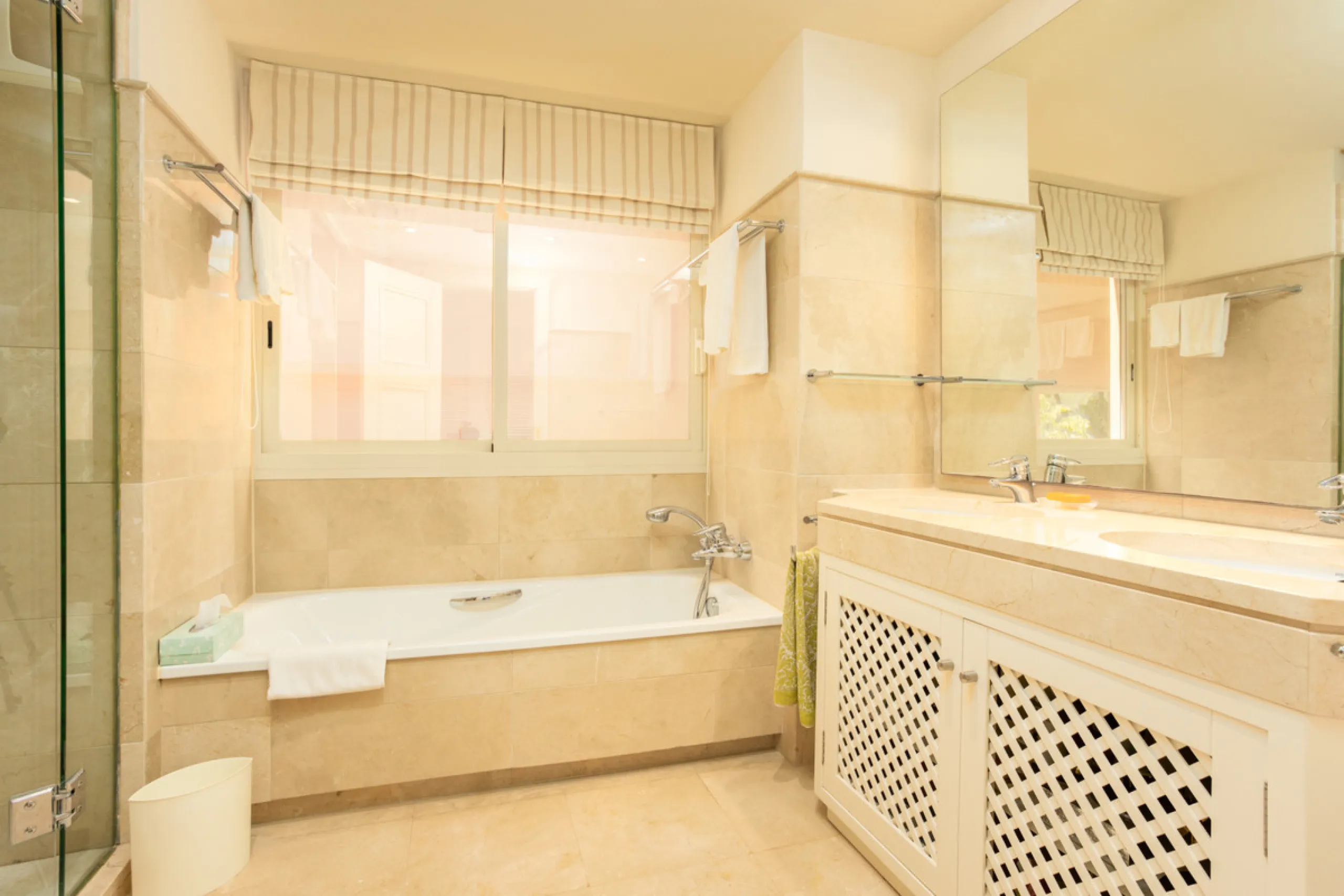 Luxury high quality apartment for sale in the area of Rio Real, in the Urb GOLF GARDENS.