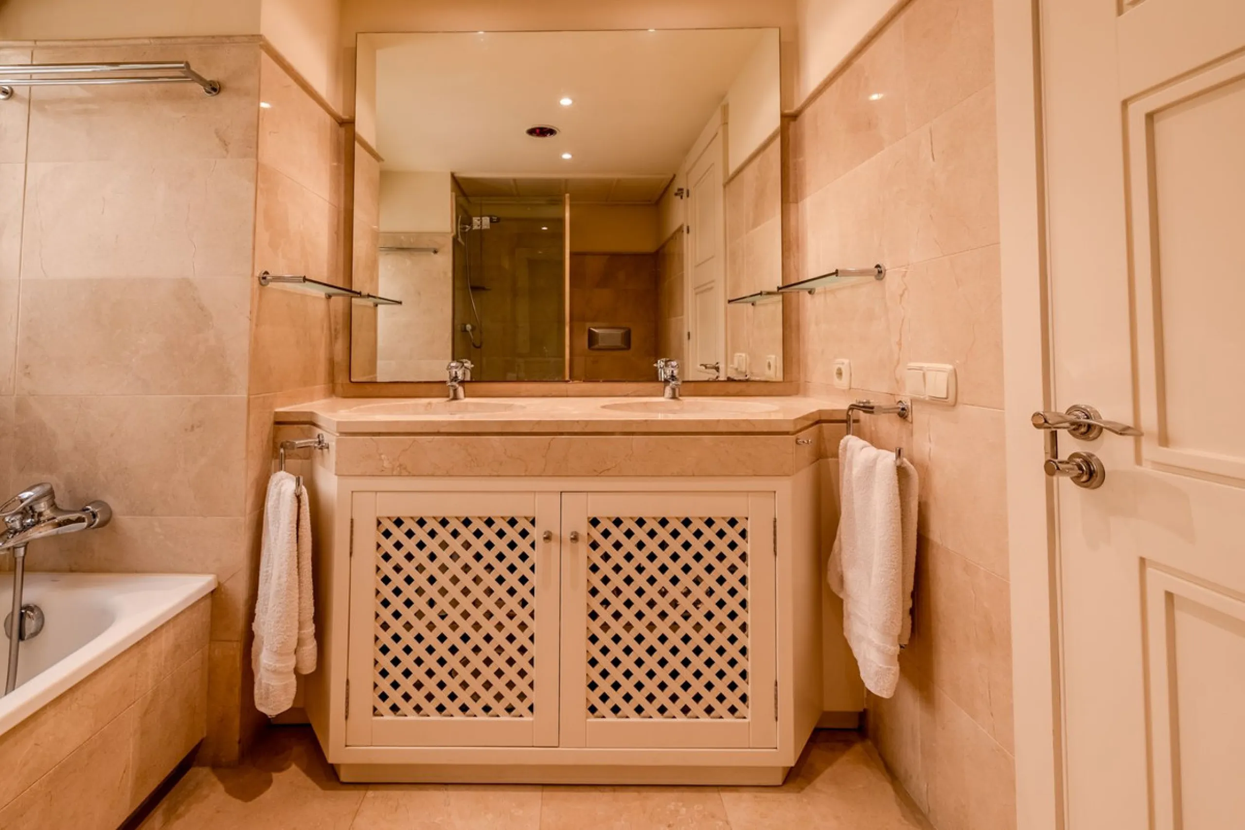 Luxury high quality apartment for sale in the area of Rio Real, in the Urb GOLF GARDENS.