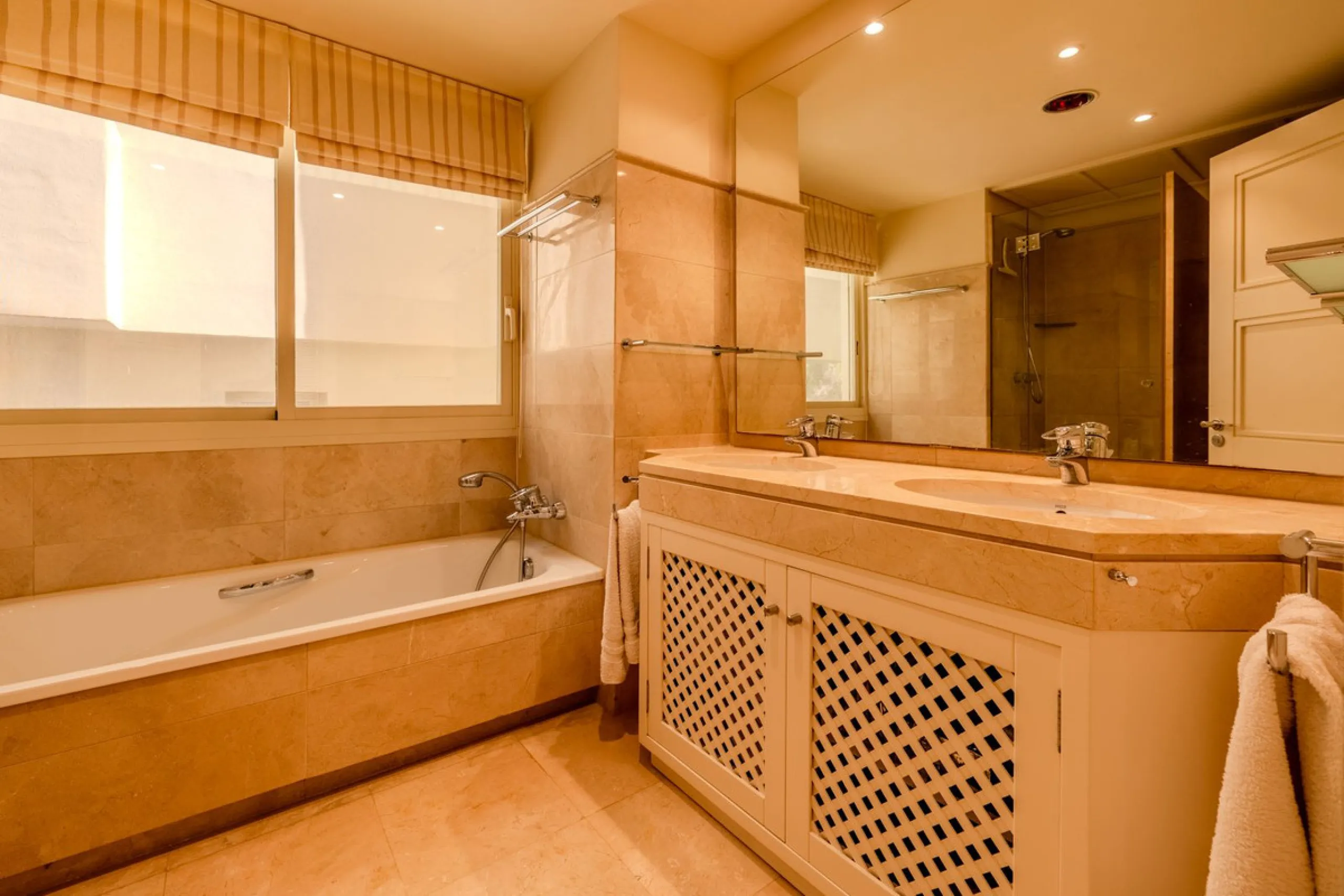 Luxury high quality apartment for sale in the area of Rio Real, in the Urb GOLF GARDENS.