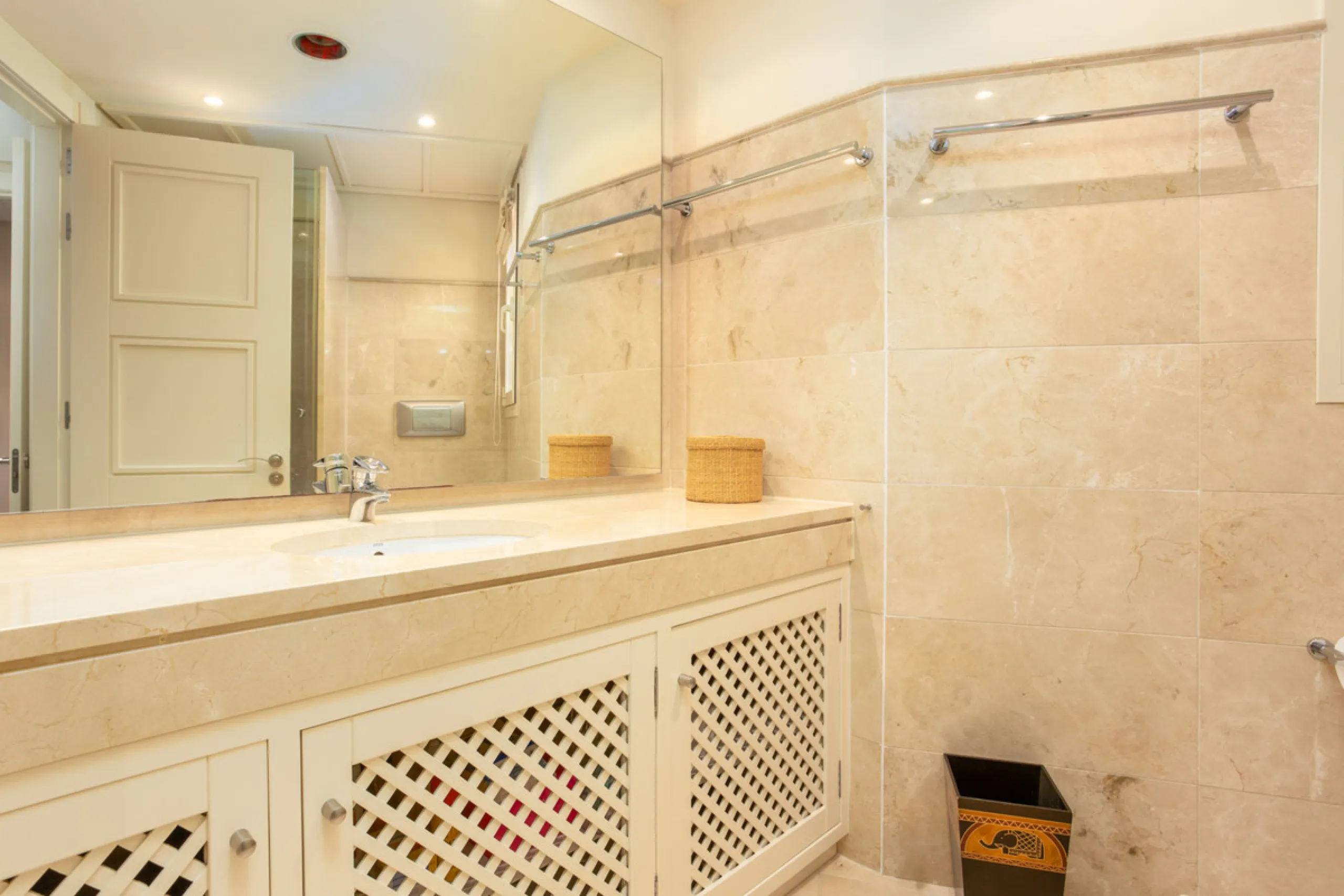 Luxury high quality apartment for sale in the area of Rio Real, in the Urb GOLF GARDENS.
