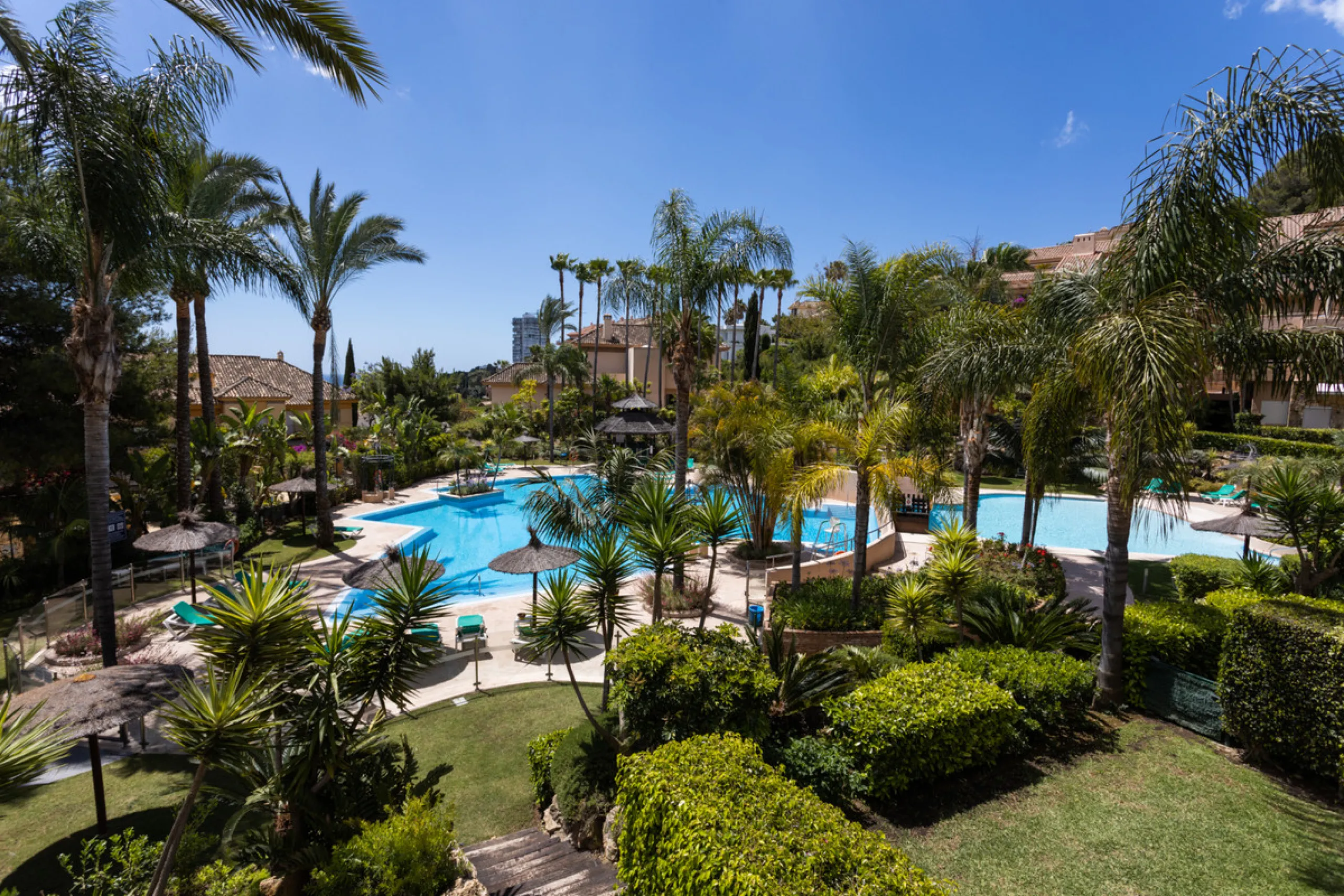 Luxury high quality apartment for sale in the area of Rio Real, in the Urb GOLF GARDENS.