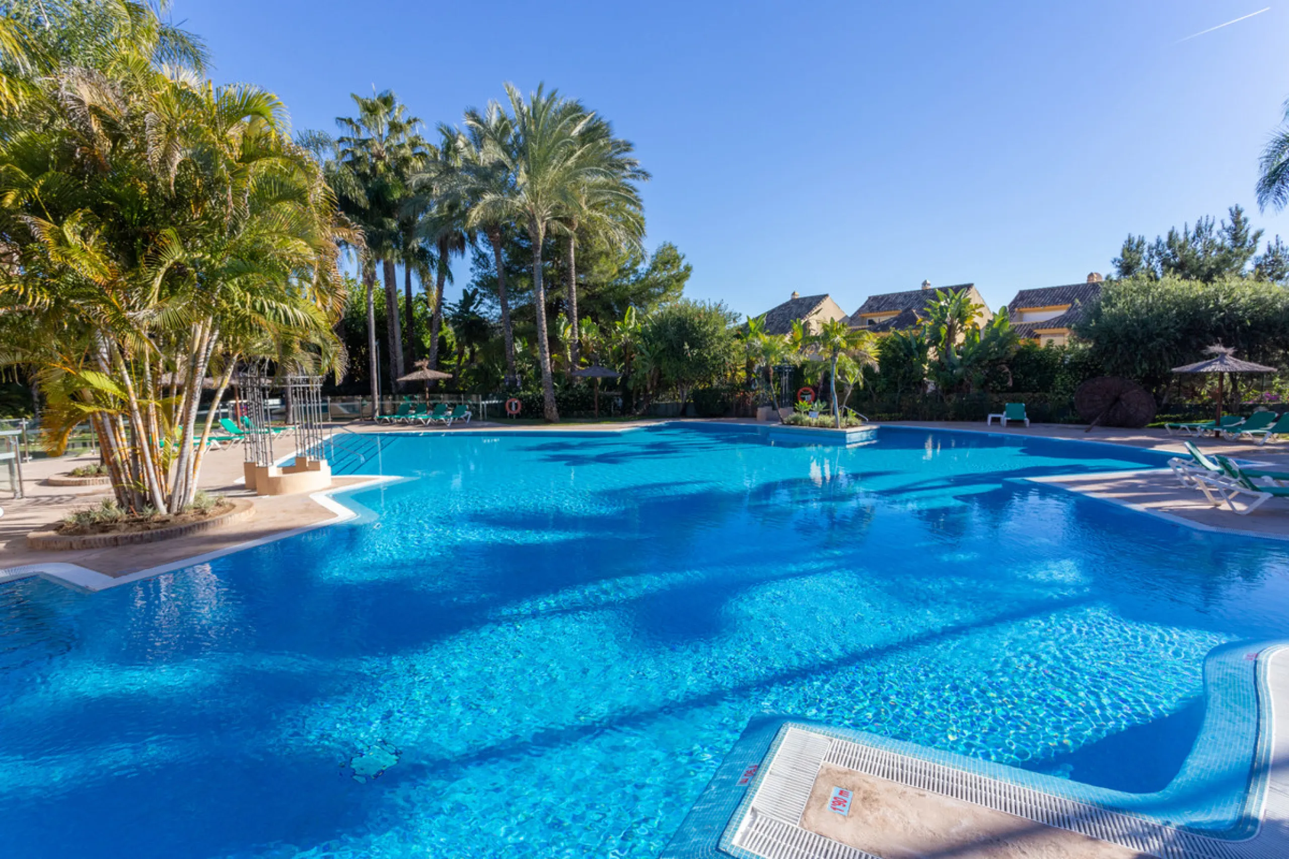 Luxury high quality apartment for sale in the area of Rio Real, in the Urb GOLF GARDENS.