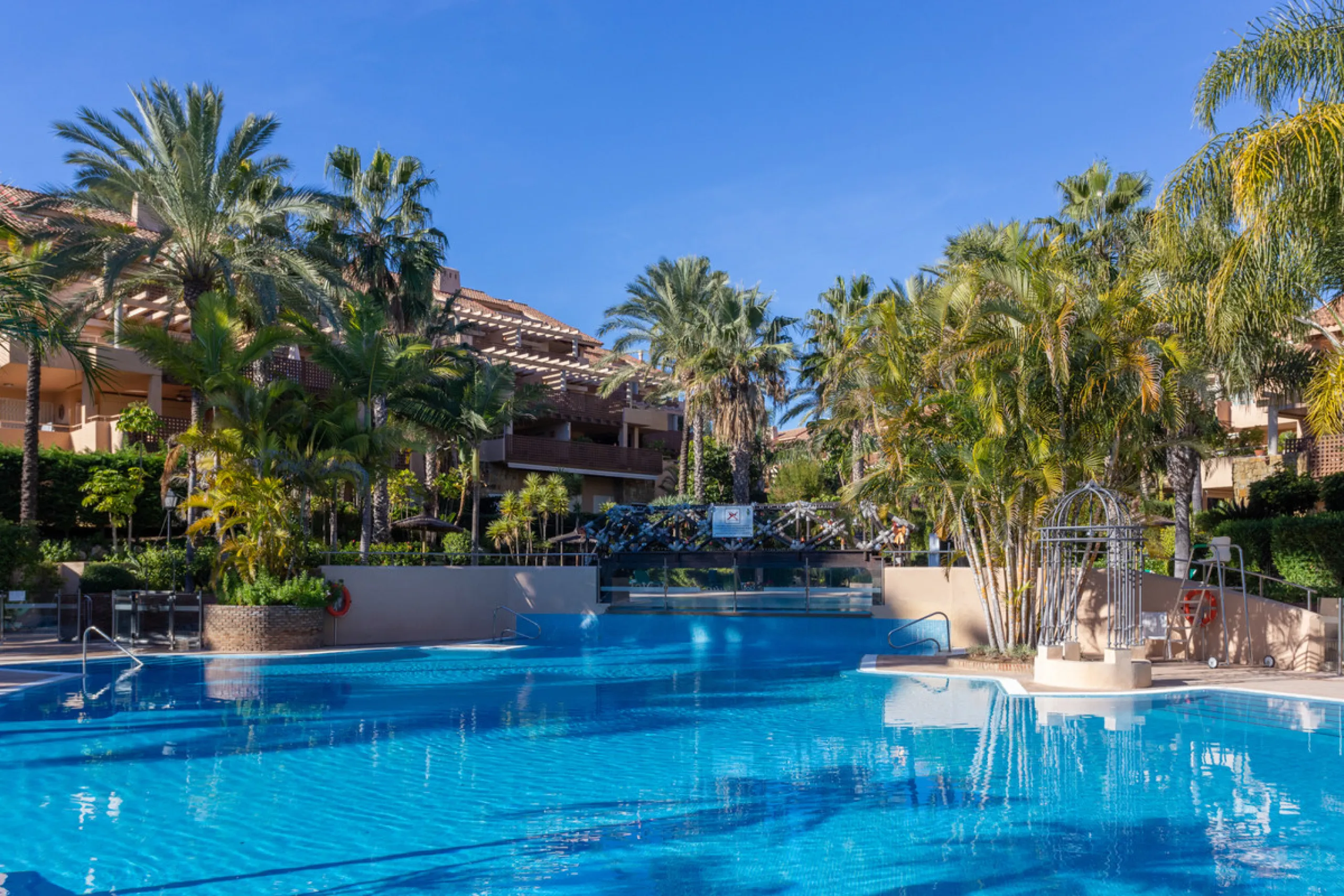 Luxury high quality apartment for sale in the area of Rio Real, in the Urb GOLF GARDENS.