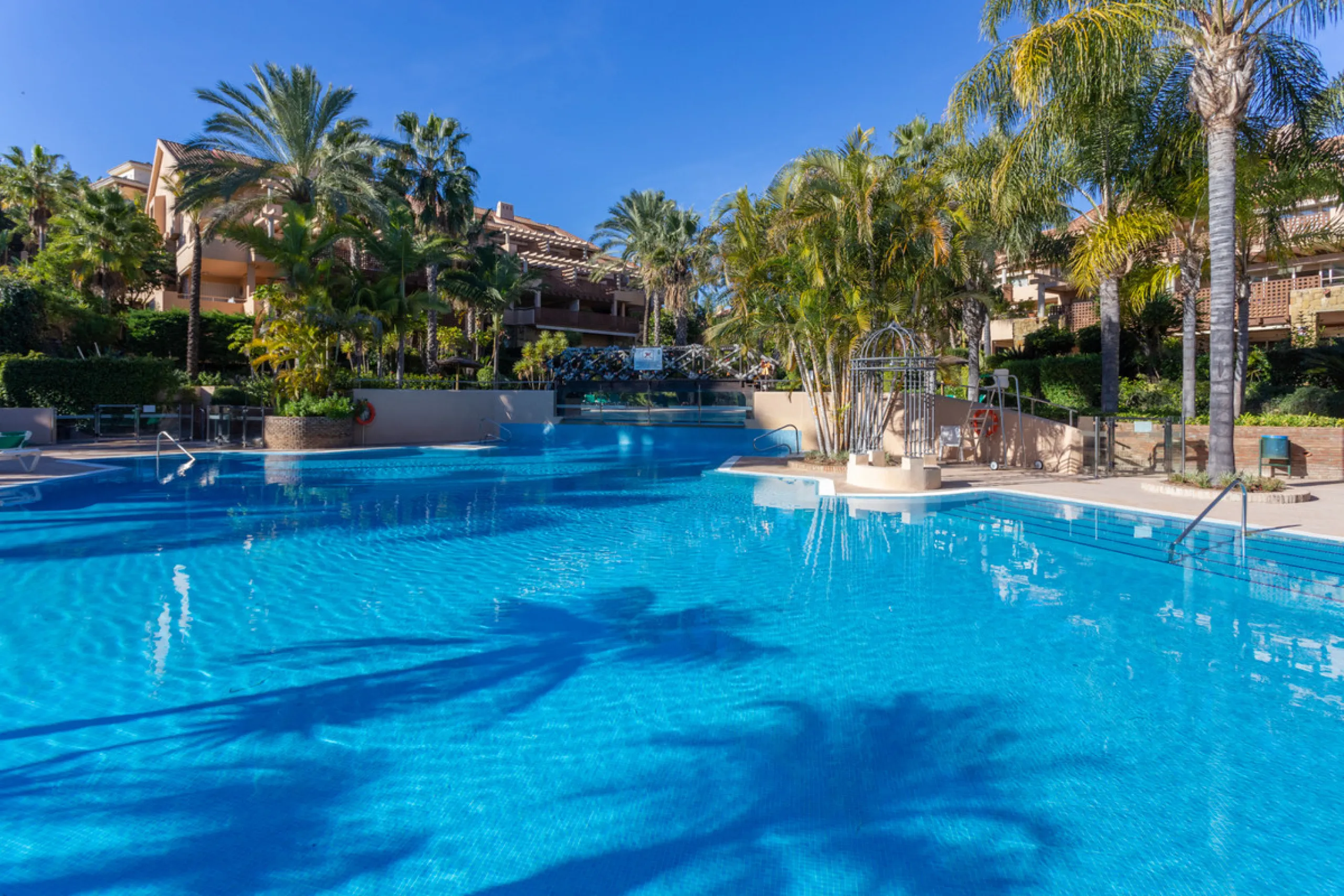 Luxury high quality apartment for sale in the area of Rio Real, in the Urb GOLF GARDENS.