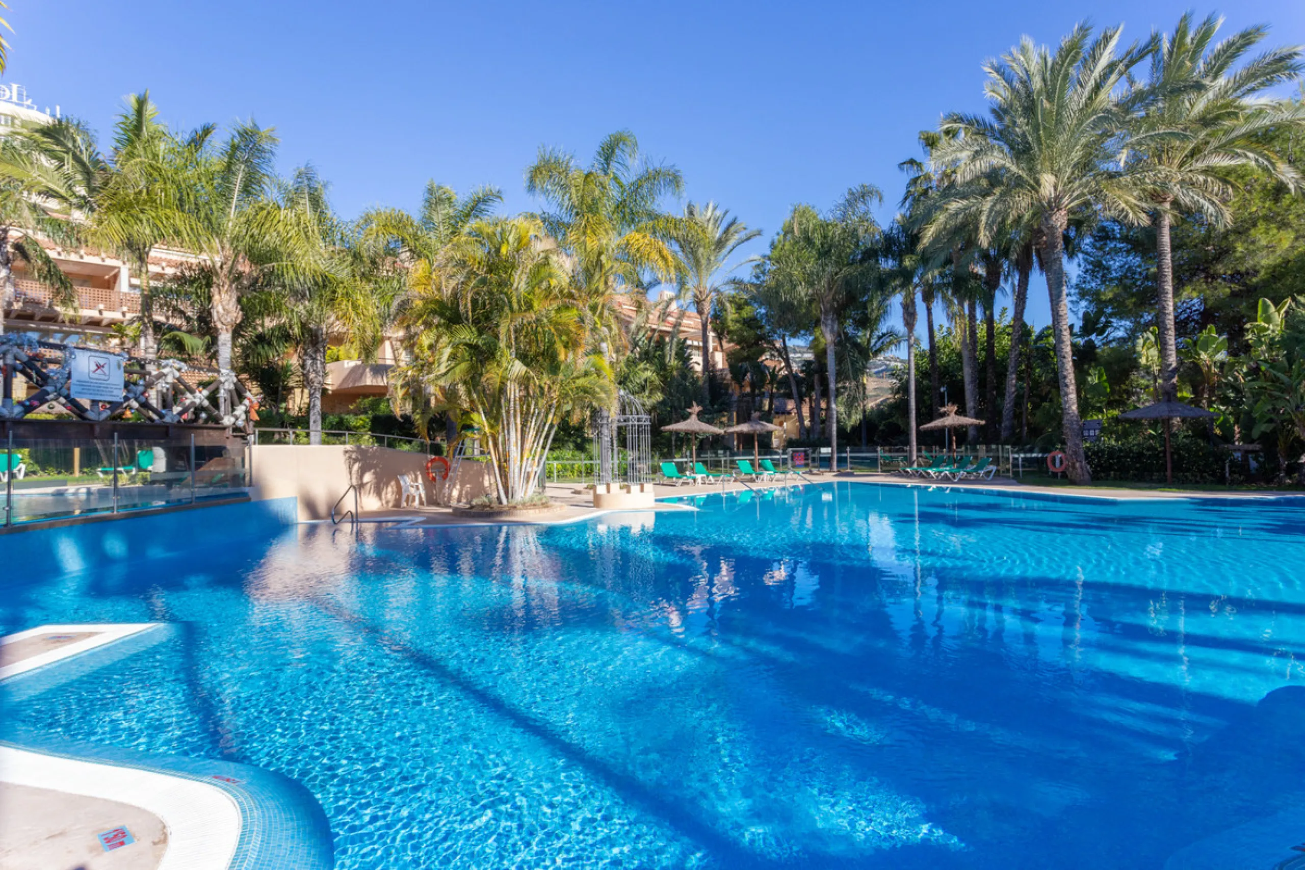 Luxury high quality apartment for sale in the area of Rio Real, in the Urb GOLF GARDENS.