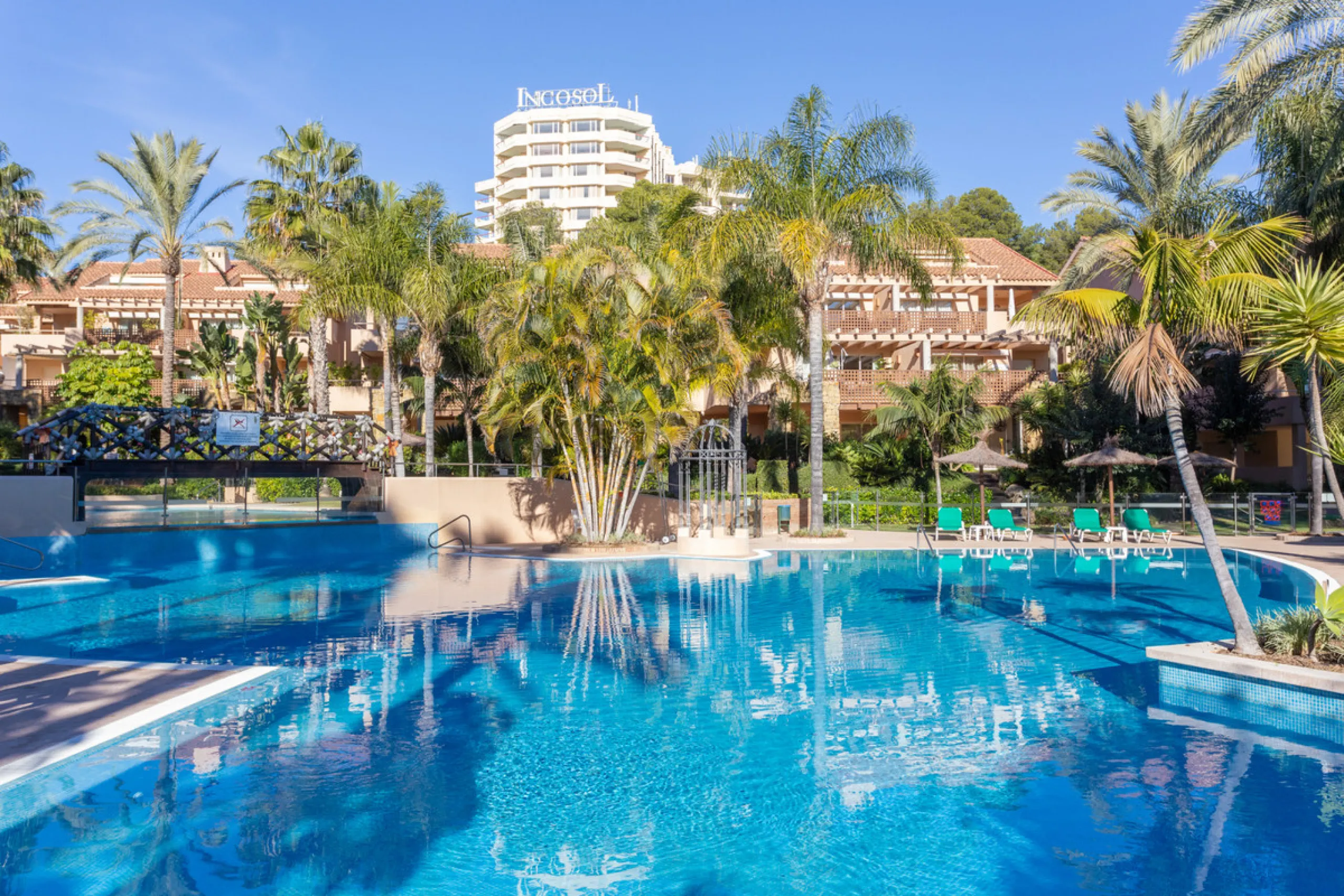 Luxury high quality apartment for sale in the area of Rio Real, in the Urb GOLF GARDENS.