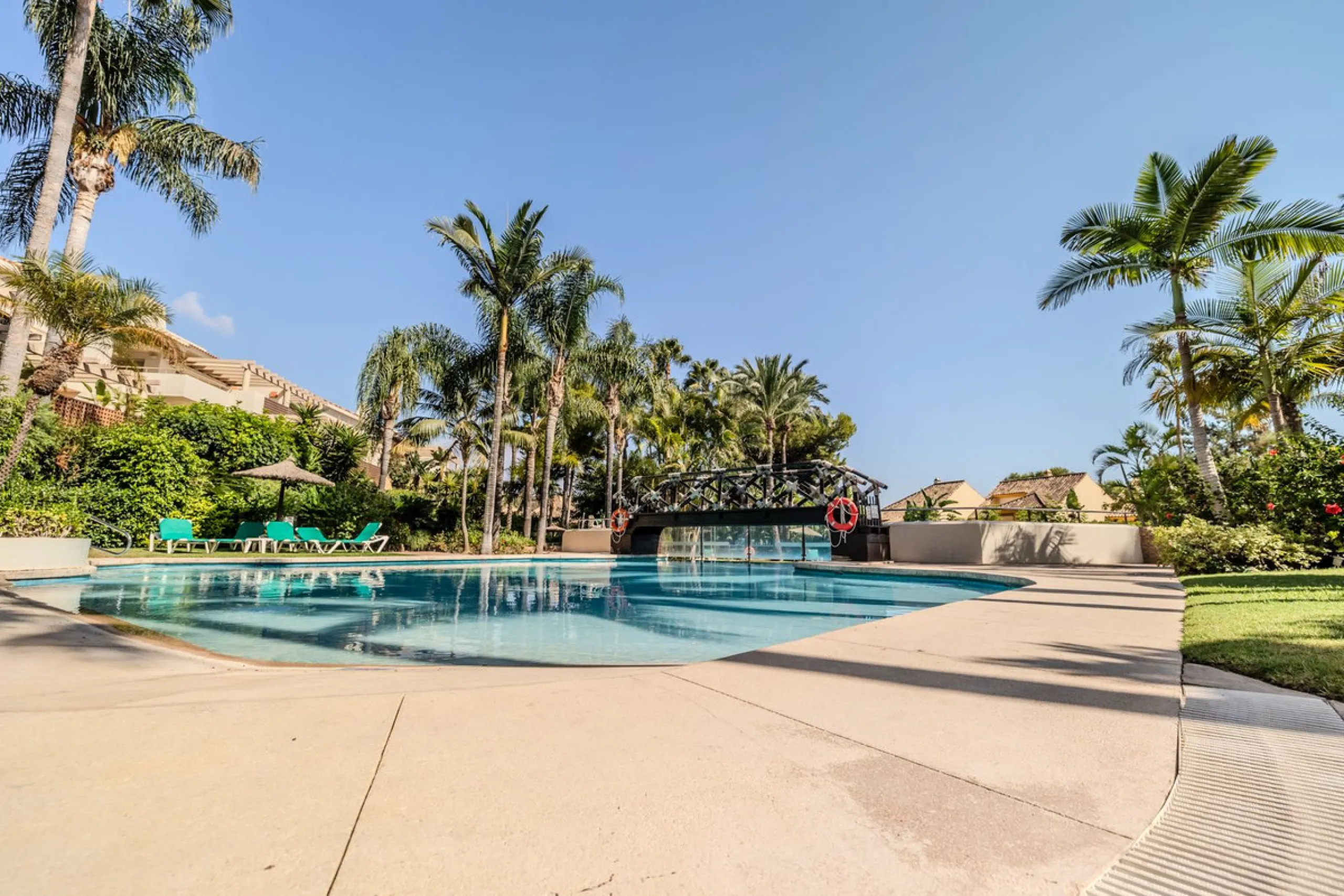Luxury high quality apartment for sale in the area of Rio Real, in the Urb GOLF GARDENS.