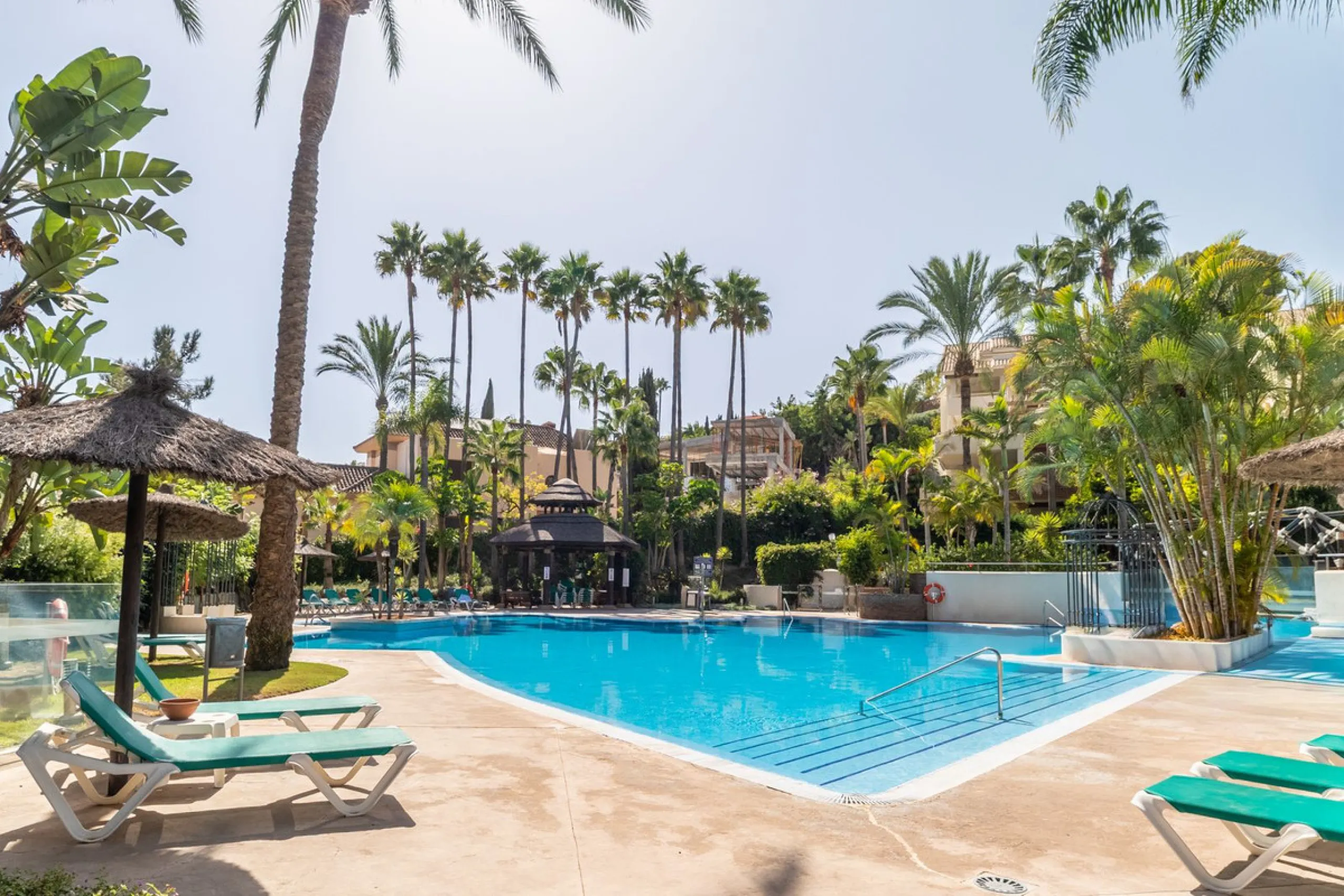 Luxury high quality apartment for sale in the area of Rio Real, in the Urb GOLF GARDENS.