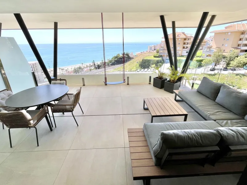 MASSIVELY REDUCED BY €260,000 for quick sale - Stunning 3 bed corner duplex Penthouse only 100m to beach, shops & restaurants, with breathtaking south west facing Mediterranean sea views. Exclusive El Higueron Resort with Hilton Hotel, Spa, Sports Club & 