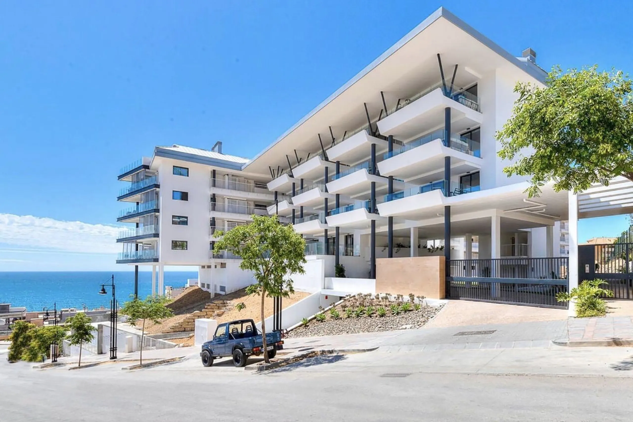 MASSIVELY REDUCED BY €260,000 for quick sale - Stunning 3 bed corner duplex Penthouse only 100m to beach, shops & restaurants, with breathtaking south west facing Mediterranean sea views. Exclusive El Higueron Resort with Hilton Hotel, Spa, Sports Club & 