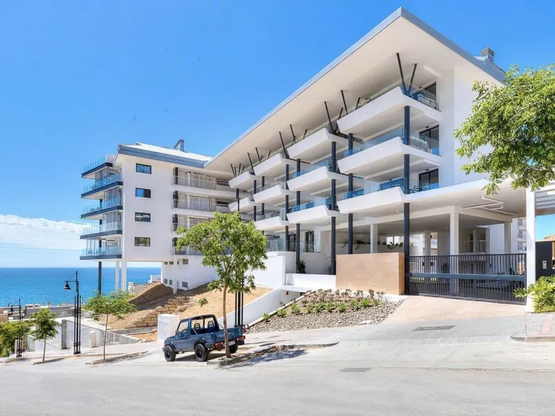 MASSIVELY REDUCED BY €260,000 for quick sale - Stunning 3 bed corner duplex Penthouse only 100m to beach, shops & restaurants, with breathtaking south west facing Mediterranean sea views. Exclusive El Higueron Resort with Hilton Hotel, Spa, Sports Club & 