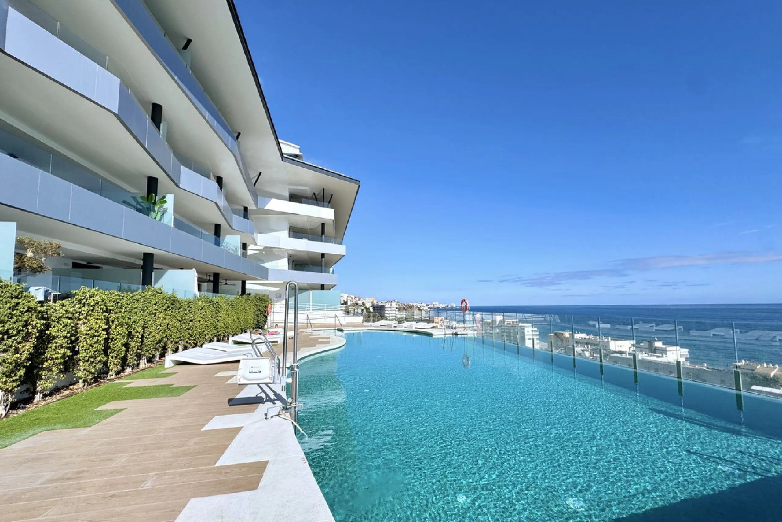 MASSIVELY REDUCED BY €260,000 for quick sale - Stunning 3 bed corner duplex Penthouse only 100m to beach, shops & restaurants, with breathtaking south west facing Mediterranean sea views. Exclusive El Higueron Resort with Hilton Hotel, Spa, Sports Club & 