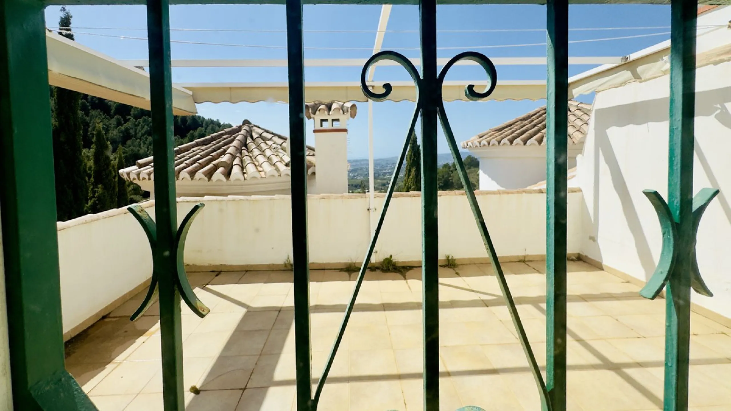 Corner townhouse with stunning sea views, large private garden and great potential – Buena Vista, Mijas