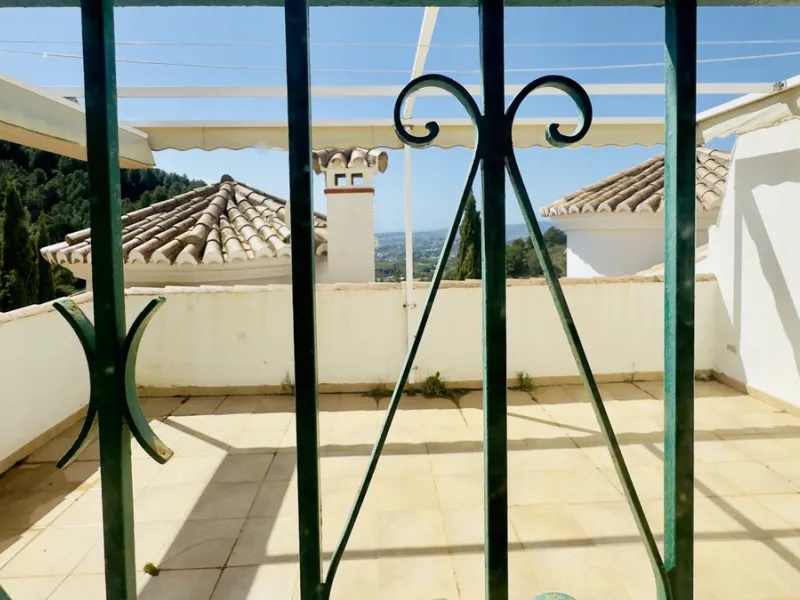Corner townhouse with stunning sea views, large private garden and great potential – Buena Vista, Mijas