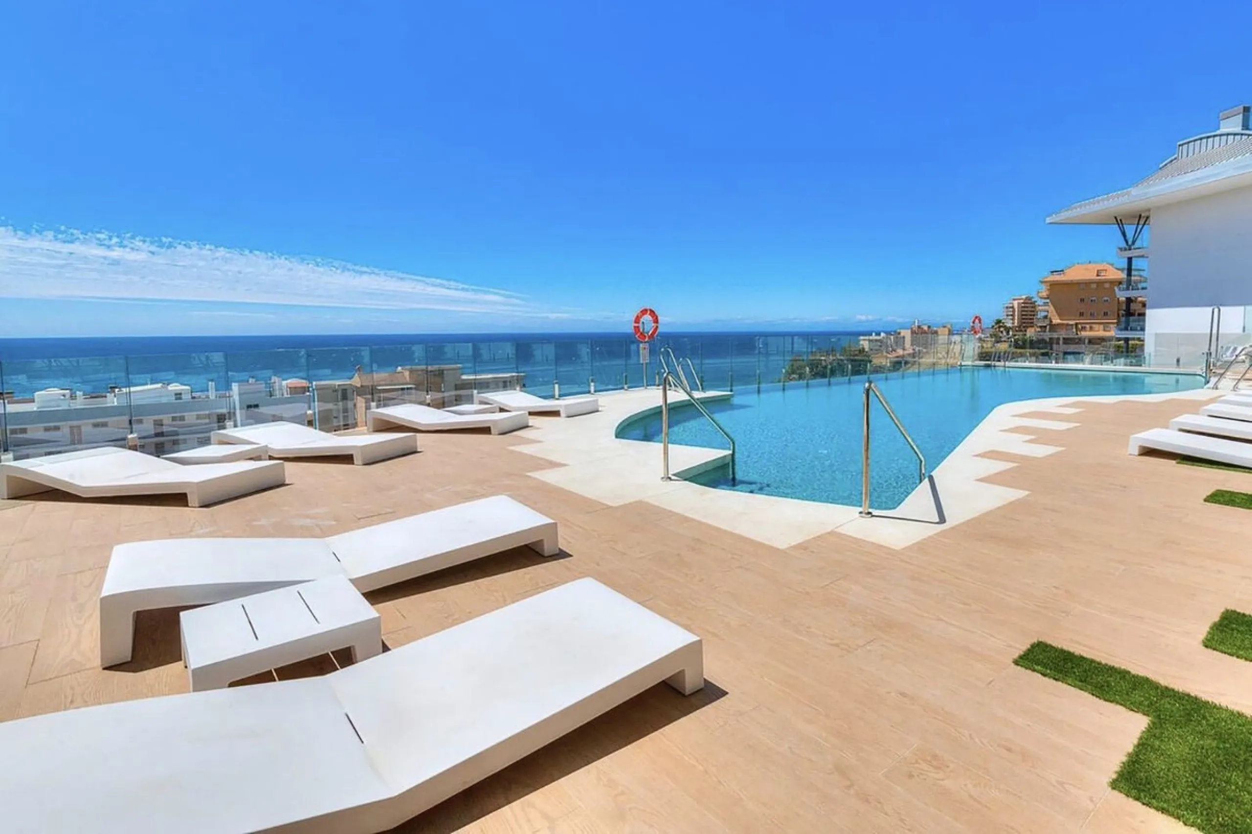 MASSIVELY REDUCED BY €260,000 for quick sale - Stunning 3 bed corner duplex Penthouse only 100m to beach, shops & restaurants, with breathtaking south west facing Mediterranean sea views. Exclusive El Higueron Resort with Hilton Hotel, Spa, Sports Club & 