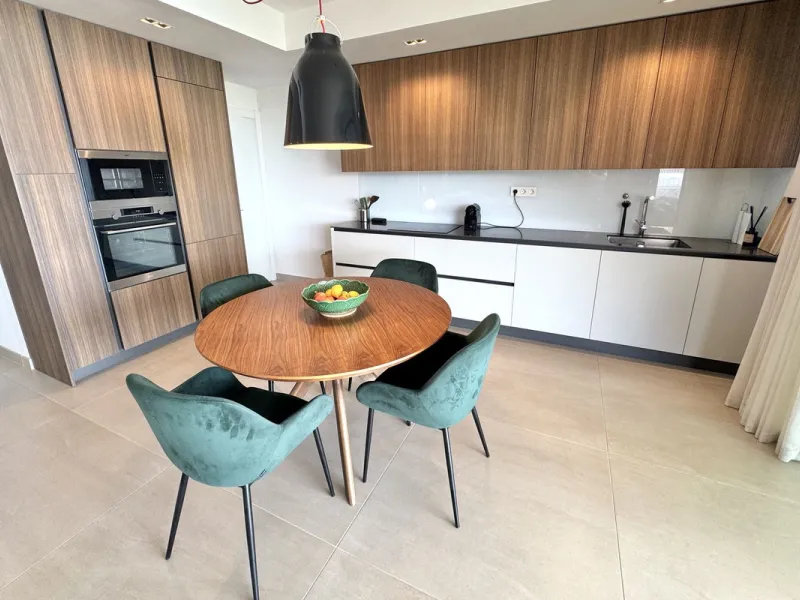 MASSIVELY REDUCED BY €260,000 for quick sale - Stunning 3 bed corner duplex Penthouse only 100m to beach, shops & restaurants, with breathtaking south west facing Mediterranean sea views. Exclusive El Higueron Resort with Hilton Hotel, Spa, Sports Club & 
