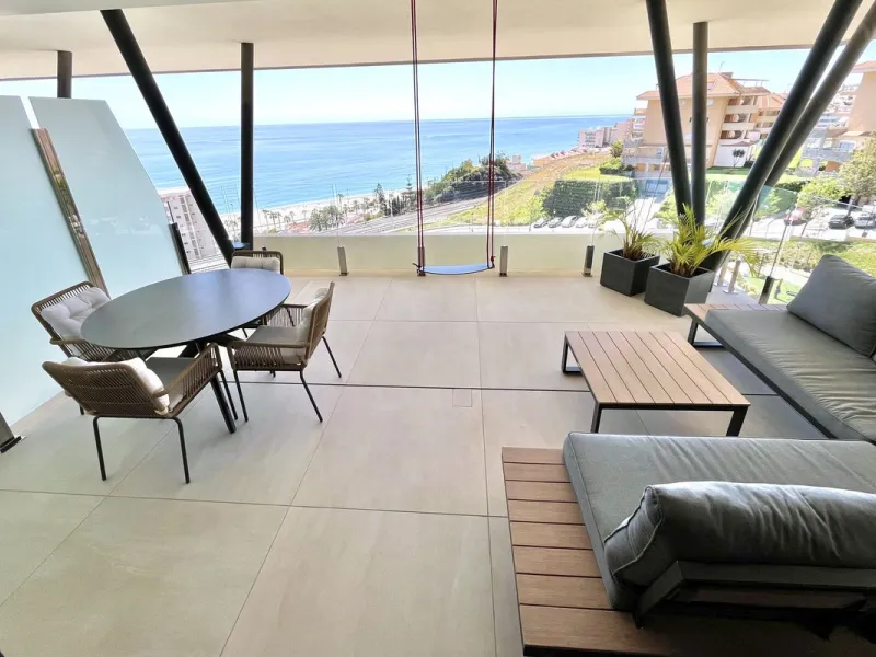 MASSIVELY REDUCED BY €260,000 for quick sale - Stunning 3 bed corner duplex Penthouse only 100m to beach, shops & restaurants, with breathtaking south west facing Mediterranean sea views. Exclusive El Higueron Resort with Hilton Hotel, Spa, Sports Club & 
