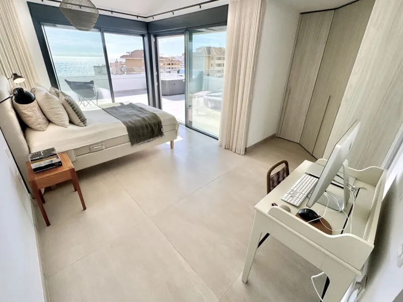 MASSIVELY REDUCED BY €260,000 for quick sale - Stunning 3 bed corner duplex Penthouse only 100m to beach, shops & restaurants, with breathtaking south west facing Mediterranean sea views. Exclusive El Higueron Resort with Hilton Hotel, Spa, Sports Club & 
