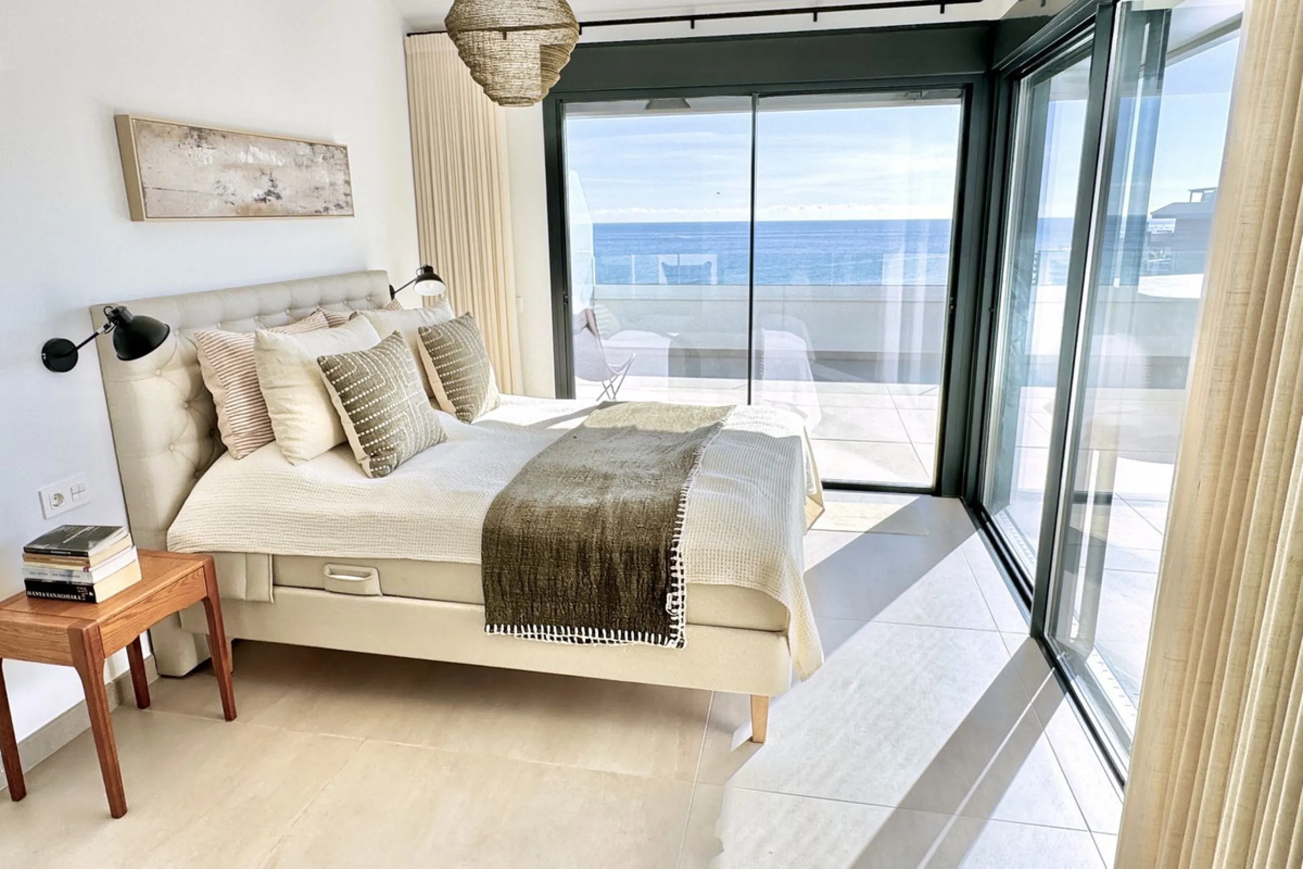 MASSIVELY REDUCED BY €260,000 for quick sale - Stunning 3 bed corner duplex Penthouse only 100m to beach, shops & restaurants, with breathtaking south west facing Mediterranean sea views. Exclusive El Higueron Resort with Hilton Hotel, Spa, Sports Club & 