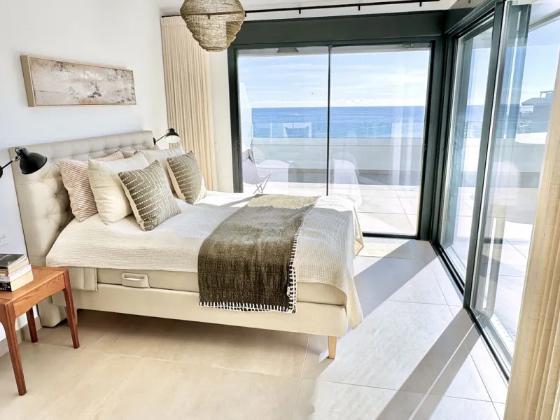 MASSIVELY REDUCED BY €260,000 for quick sale - Stunning 3 bed corner duplex Penthouse only 100m to beach, shops & restaurants, with breathtaking south west facing Mediterranean sea views. Exclusive El Higueron Resort with Hilton Hotel, Spa, Sports Club & 