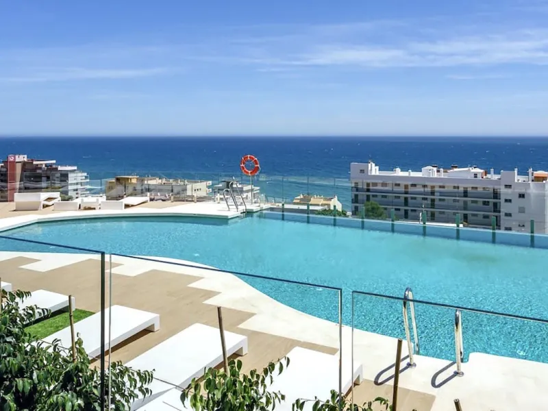MASSIVELY REDUCED BY €260,000 for quick sale - Stunning 3 bed corner duplex Penthouse only 100m to beach, shops & restaurants, with breathtaking south west facing Mediterranean sea views. Exclusive El Higueron Resort with Hilton Hotel, Spa, Sports Club & 