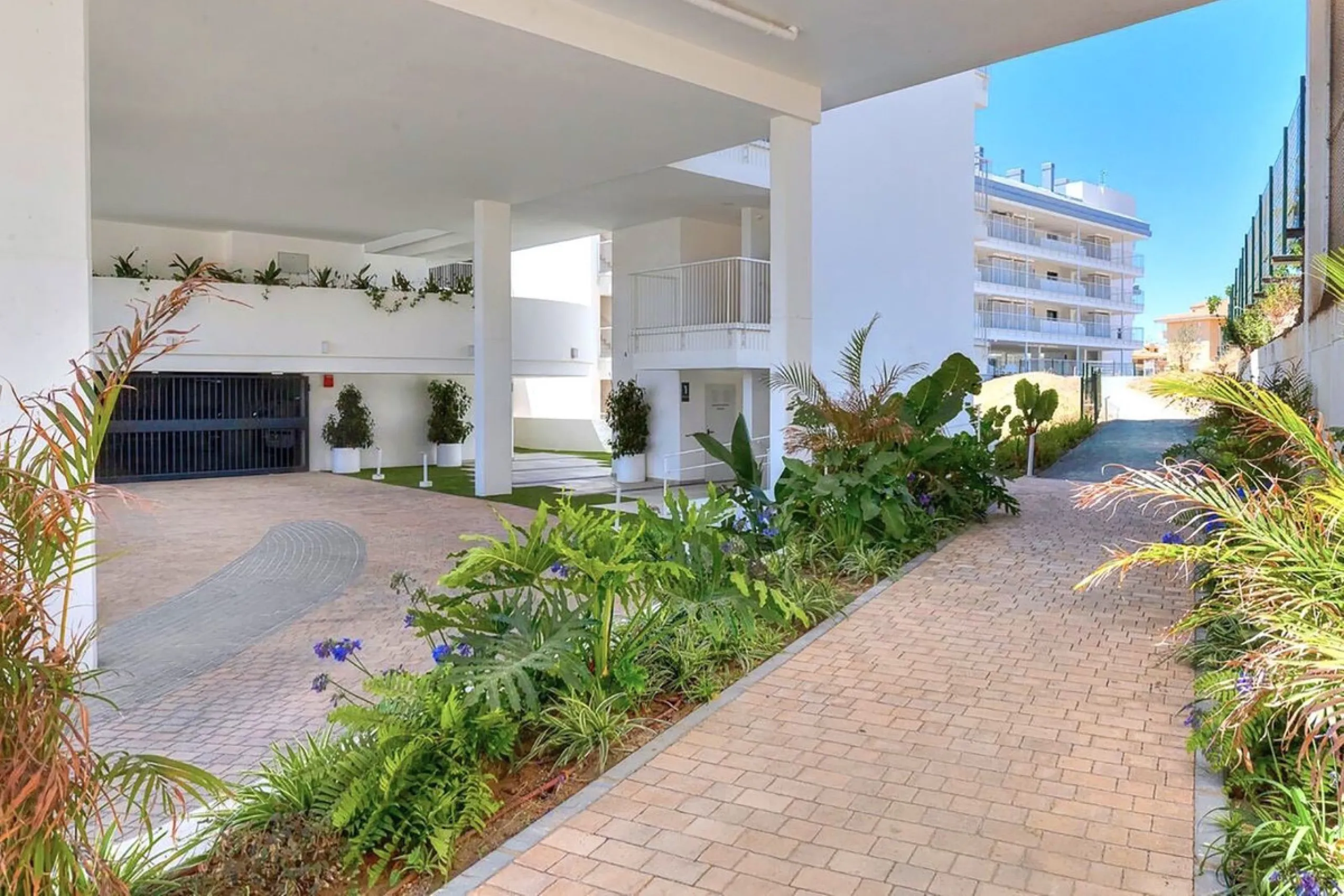 MASSIVELY REDUCED BY €260,000 for quick sale - Stunning 3 bed corner duplex Penthouse only 100m to beach, shops & restaurants, with breathtaking south west facing Mediterranean sea views. Exclusive El Higueron Resort with Hilton Hotel, Spa, Sports Club & 