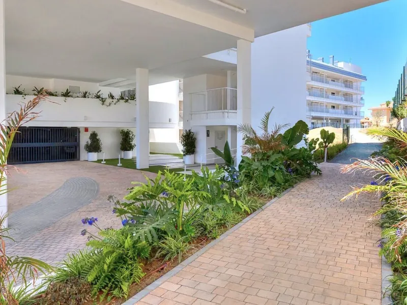 MASSIVELY REDUCED BY €260,000 for quick sale - Stunning 3 bed corner duplex Penthouse only 100m to beach, shops & restaurants, with breathtaking south west facing Mediterranean sea views. Exclusive El Higueron Resort with Hilton Hotel, Spa, Sports Club & 