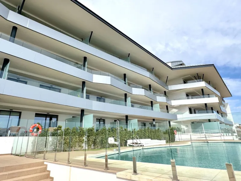 MASSIVELY REDUCED BY €260,000 for quick sale - Stunning 3 bed corner duplex Penthouse only 100m to beach, shops & restaurants, with breathtaking south west facing Mediterranean sea views. Exclusive El Higueron Resort with Hilton Hotel, Spa, Sports Club & 