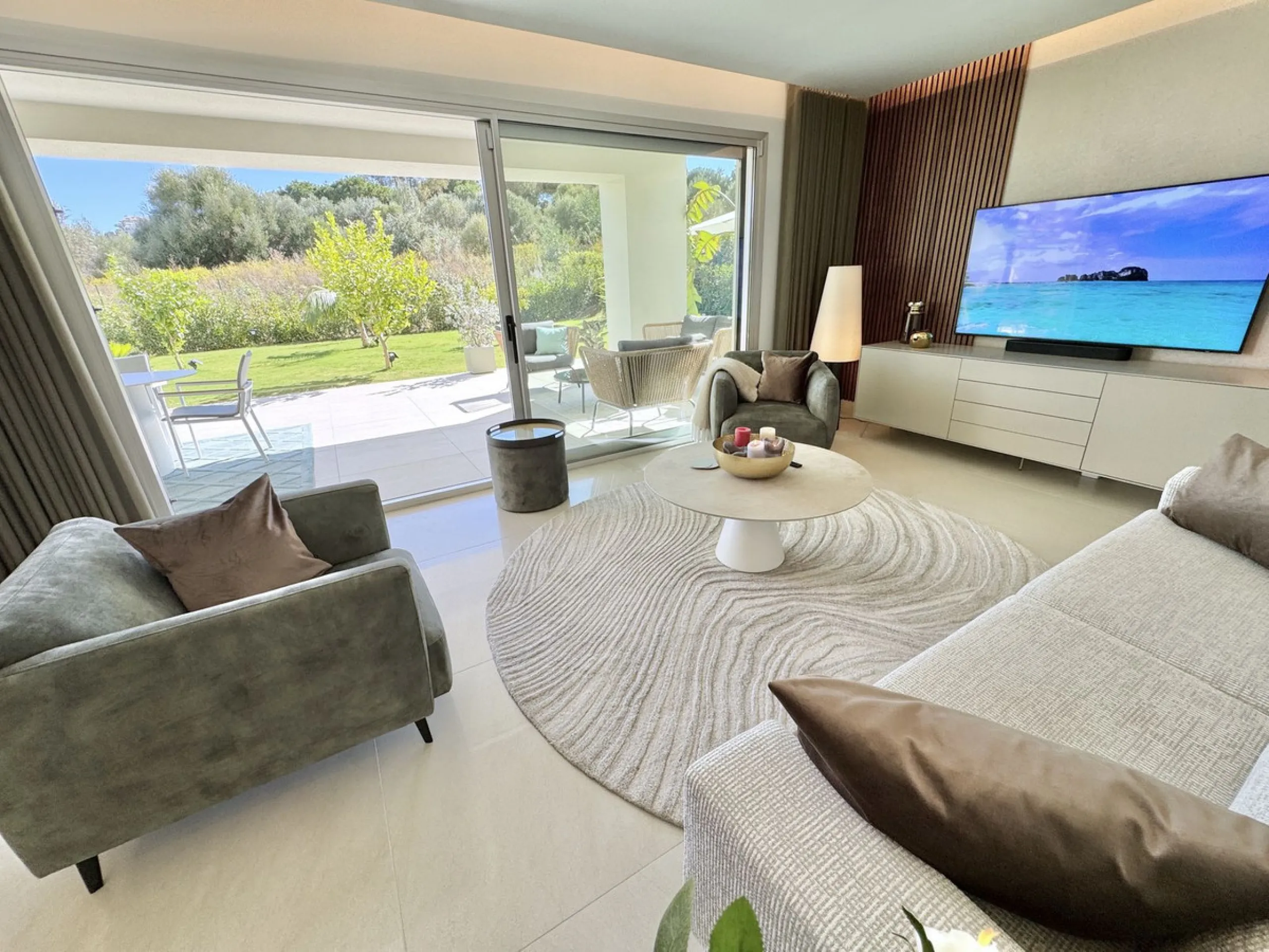 Spectacular (2024 Built) 3 bed luxury garden apartment set in La Cala Golf Resorts's latest new development. Only 7 mins walk to clubhouse / Spa & 10 mins drive to beach.