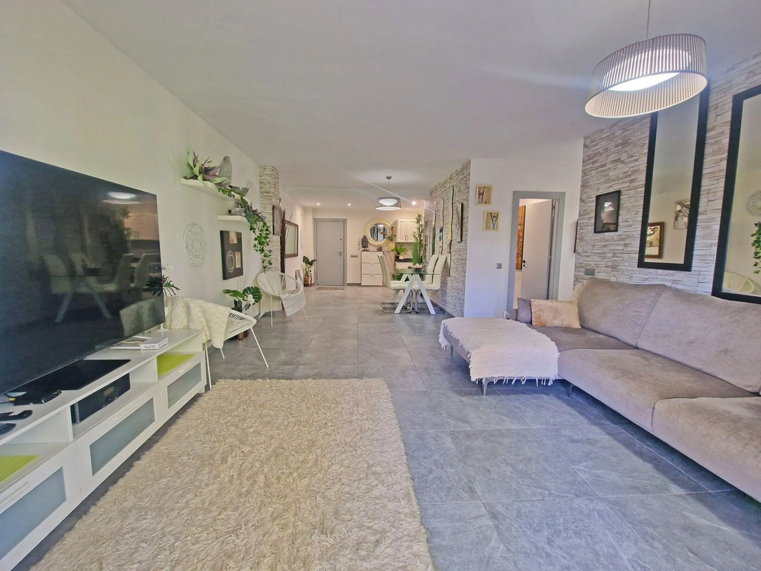 A jewel of an apartment, this three-bedroom property is a true pearl in the heart of Calahonda. The entire apartment has been fully renovated. With a spacious living and dining area complemented by a fully equipped kitchen and a separate utility room, it 