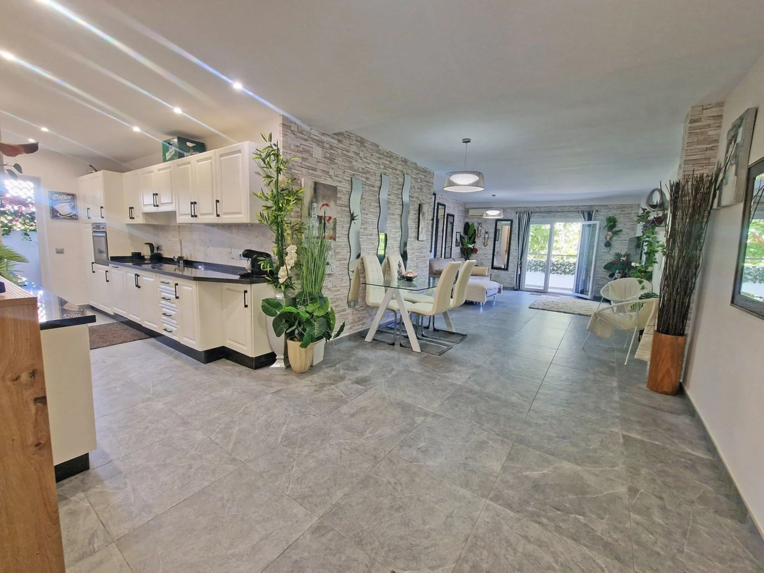 A jewel of an apartment, this three-bedroom property is a true pearl in the heart of Calahonda. The entire apartment has been fully renovated. With a spacious living and dining area complemented by a fully equipped kitchen and a separate utility room, it 