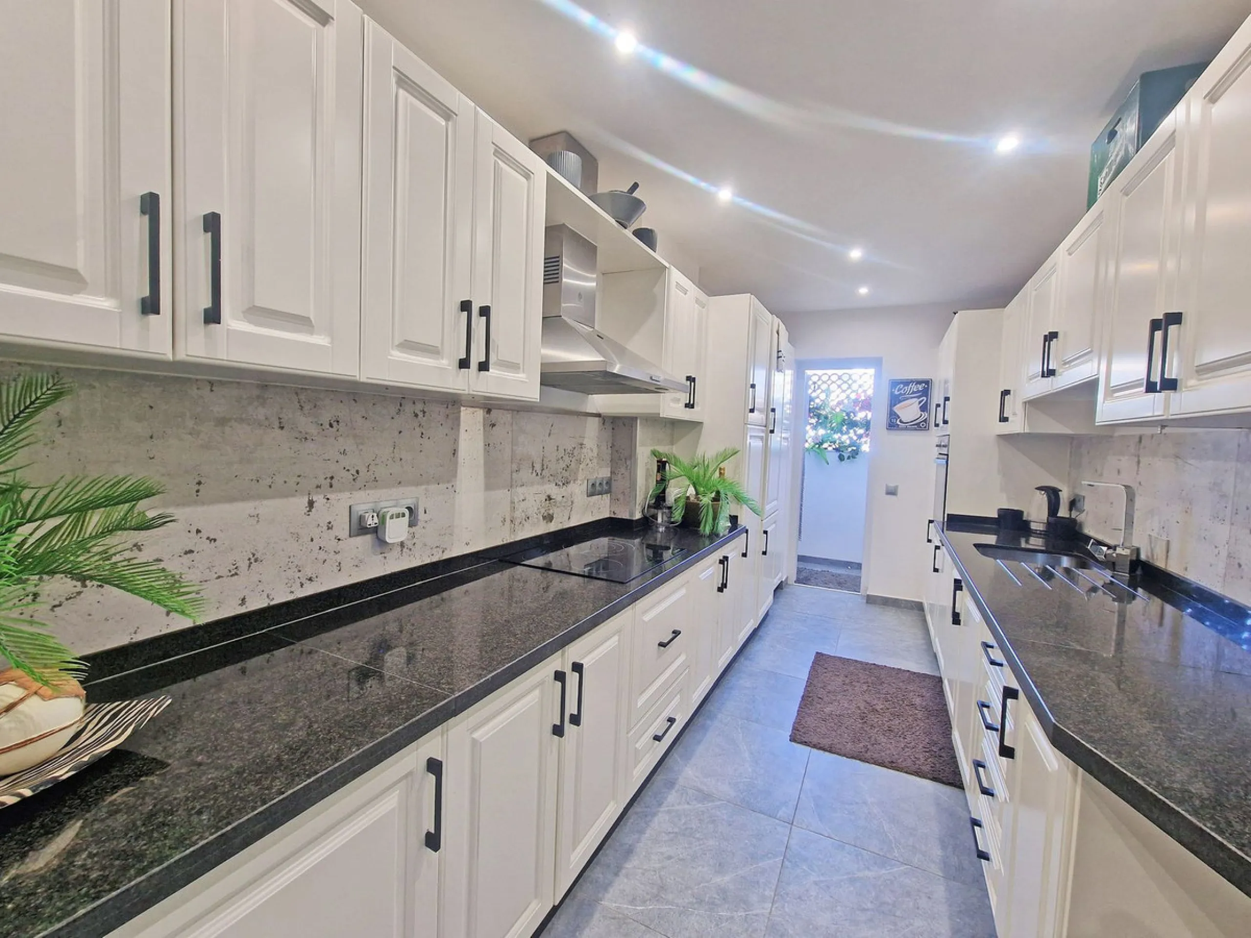 A jewel of an apartment, this three-bedroom property is a true pearl in the heart of Calahonda. The entire apartment has been fully renovated. With a spacious living and dining area complemented by a fully equipped kitchen and a separate utility room, it 