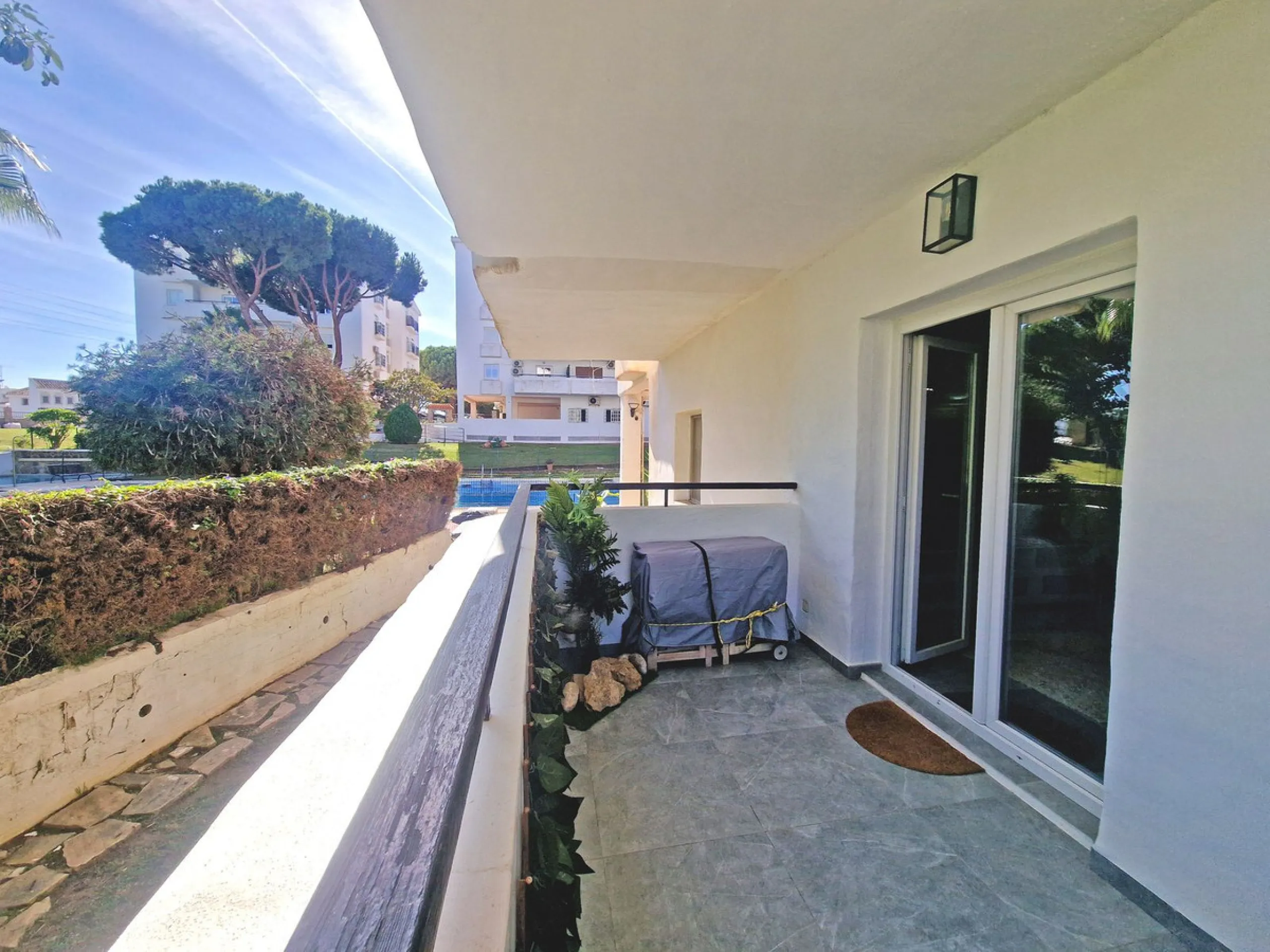 A jewel of an apartment, this three-bedroom property is a true pearl in the heart of Calahonda. The entire apartment has been fully renovated. With a spacious living and dining area complemented by a fully equipped kitchen and a separate utility room, it 