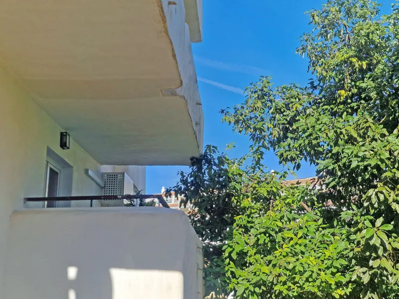 A jewel of an apartment, this three-bedroom property is a true pearl in the heart of Calahonda. The entire apartment has been fully renovated. With a spacious living and dining area complemented by a fully equipped kitchen and a separate utility room, it 