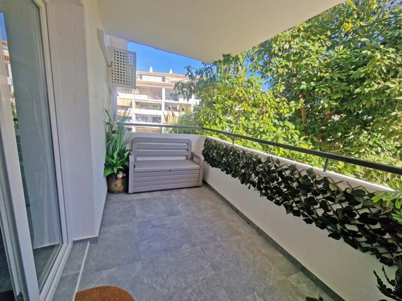 A jewel of an apartment, this three-bedroom property is a true pearl in the heart of Calahonda. The entire apartment has been fully renovated. With a spacious living and dining area complemented by a fully equipped kitchen and a separate utility room, it 