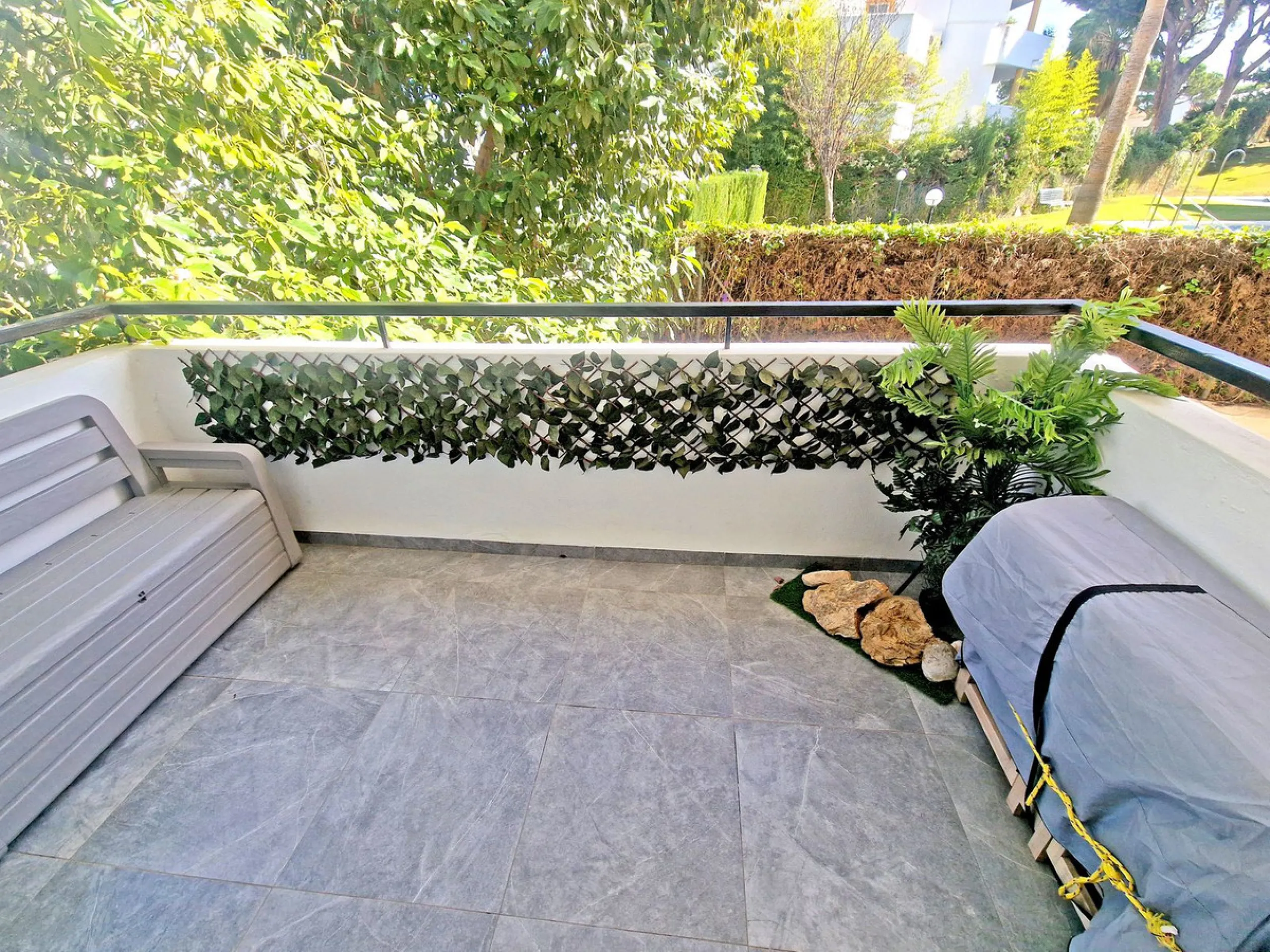 A jewel of an apartment, this three-bedroom property is a true pearl in the heart of Calahonda. The entire apartment has been fully renovated. With a spacious living and dining area complemented by a fully equipped kitchen and a separate utility room, it 