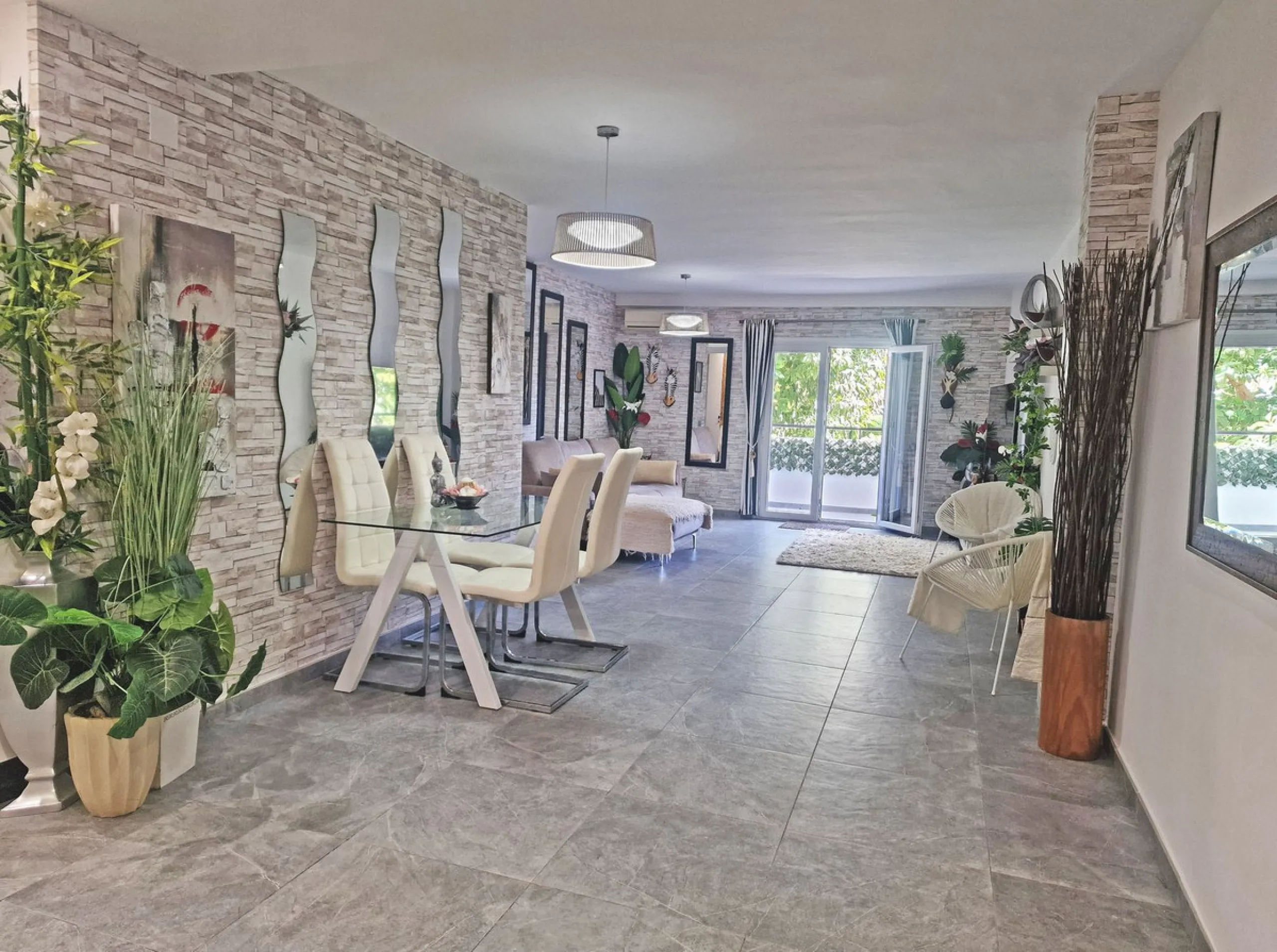 A jewel of an apartment, this three-bedroom property is a true pearl in the heart of Calahonda. The entire apartment has been fully renovated. With a spacious living and dining area complemented by a fully equipped kitchen and a separate utility room, it 