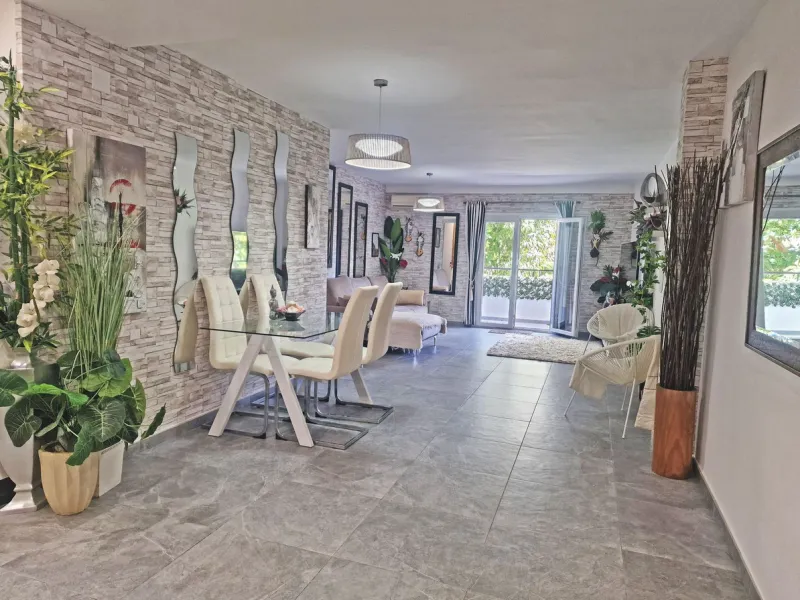 A jewel of an apartment, this three-bedroom property is a true pearl in the heart of Calahonda. The entire apartment has been fully renovated. With a spacious living and dining area complemented by a fully equipped kitchen and a separate utility room, it 