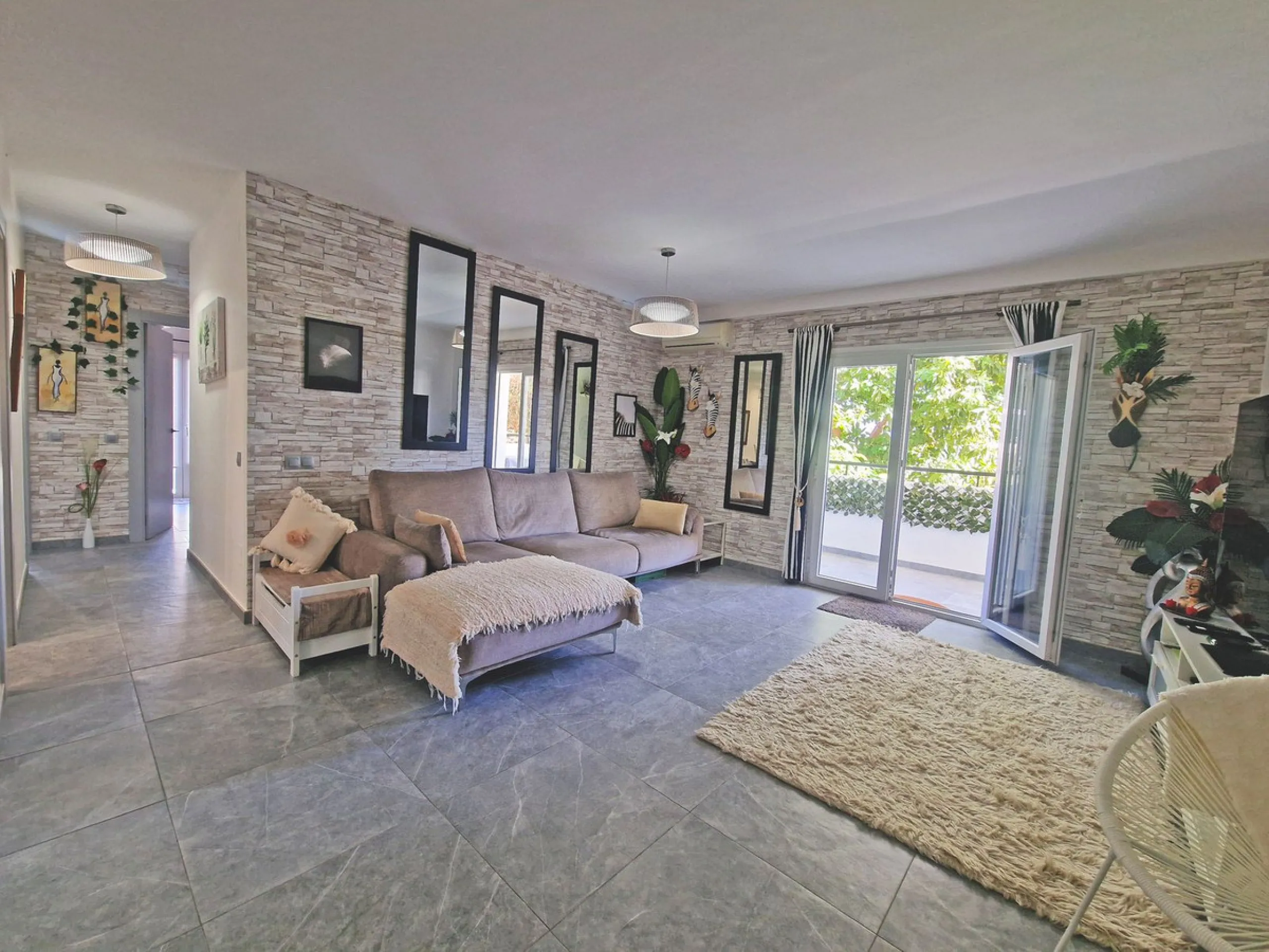 A jewel of an apartment, this three-bedroom property is a true pearl in the heart of Calahonda. The entire apartment has been fully renovated. With a spacious living and dining area complemented by a fully equipped kitchen and a separate utility room, it 