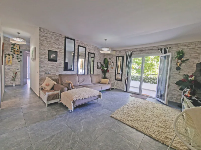 A jewel of an apartment, this three-bedroom property is a true pearl in the heart of Calahonda. The entire apartment has been fully renovated. With a spacious living and dining area complemented by a fully equipped kitchen and a separate utility room, it 