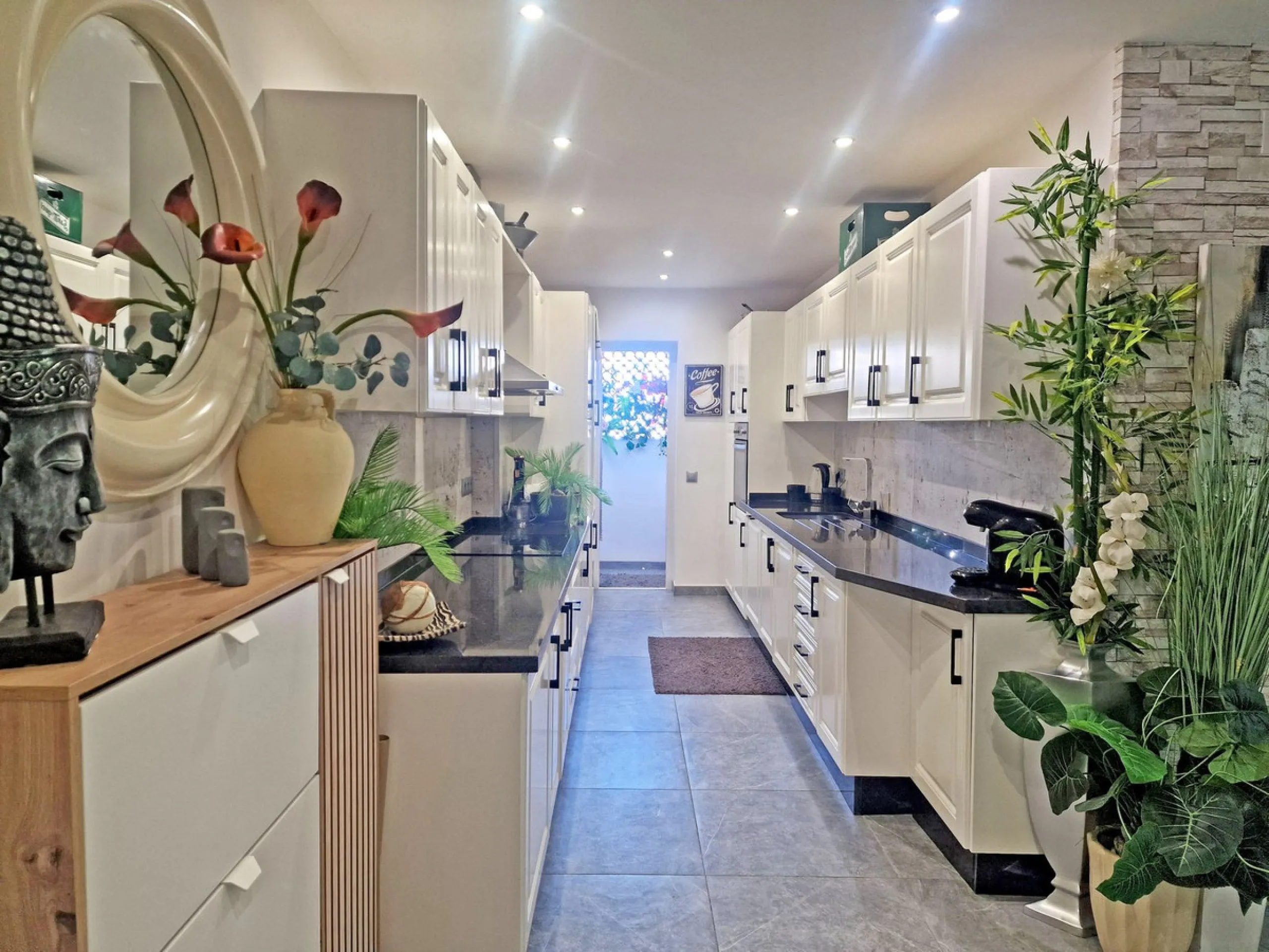 A jewel of an apartment, this three-bedroom property is a true pearl in the heart of Calahonda. The entire apartment has been fully renovated. With a spacious living and dining area complemented by a fully equipped kitchen and a separate utility room, it 