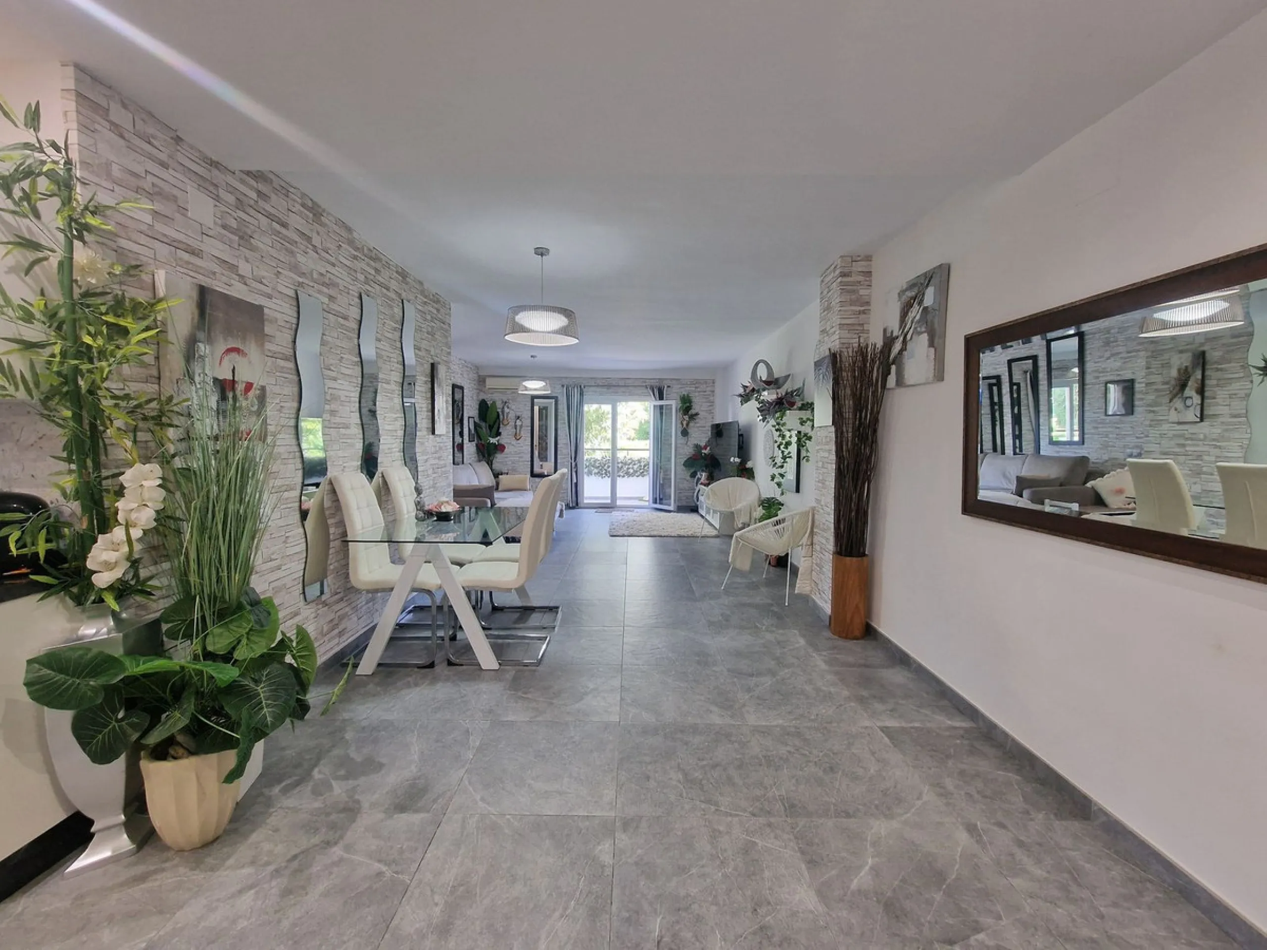 A jewel of an apartment, this three-bedroom property is a true pearl in the heart of Calahonda. The entire apartment has been fully renovated. With a spacious living and dining area complemented by a fully equipped kitchen and a separate utility room, it 