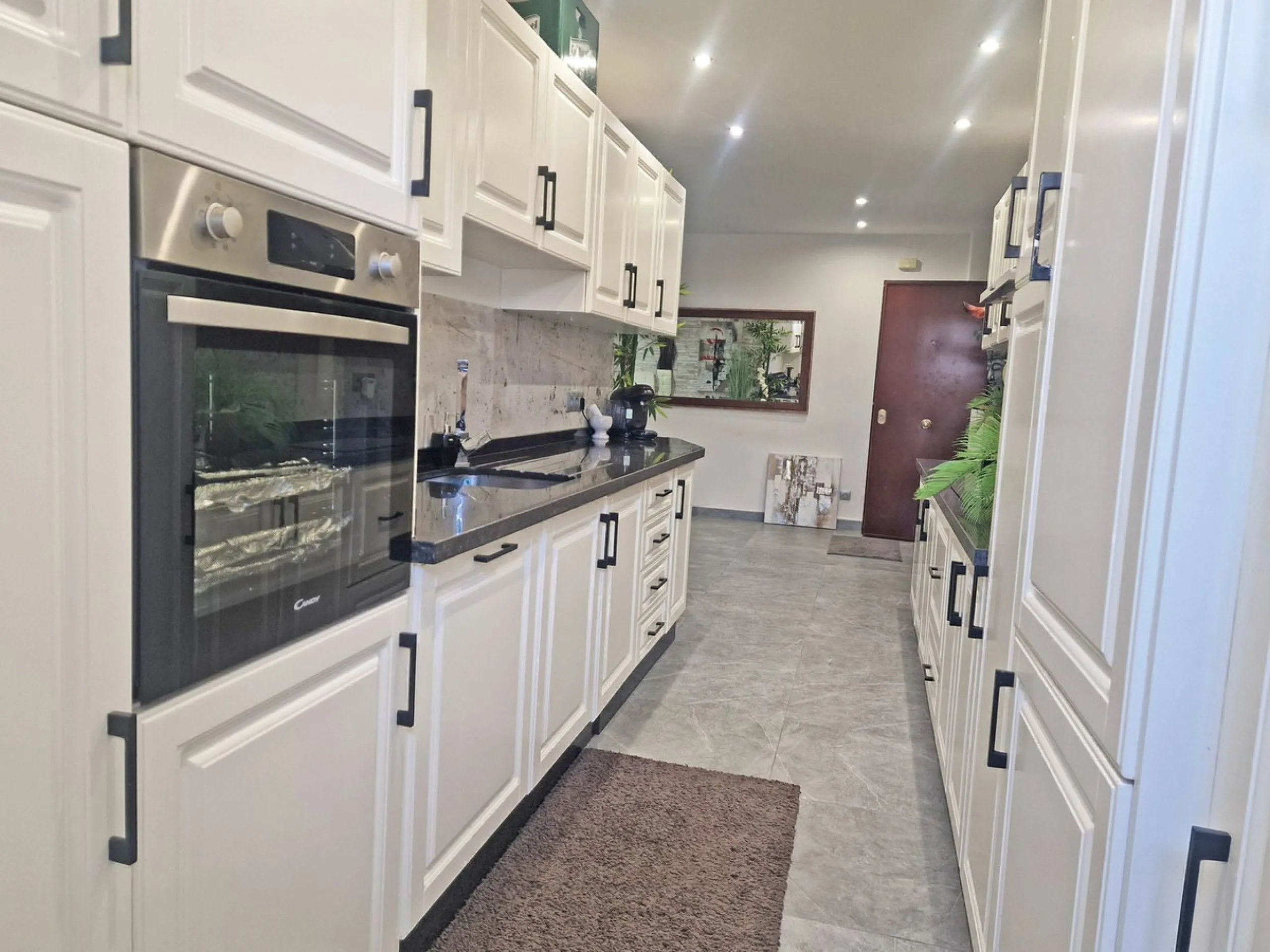 A jewel of an apartment, this three-bedroom property is a true pearl in the heart of Calahonda. The entire apartment has been fully renovated. With a spacious living and dining area complemented by a fully equipped kitchen and a separate utility room, it 